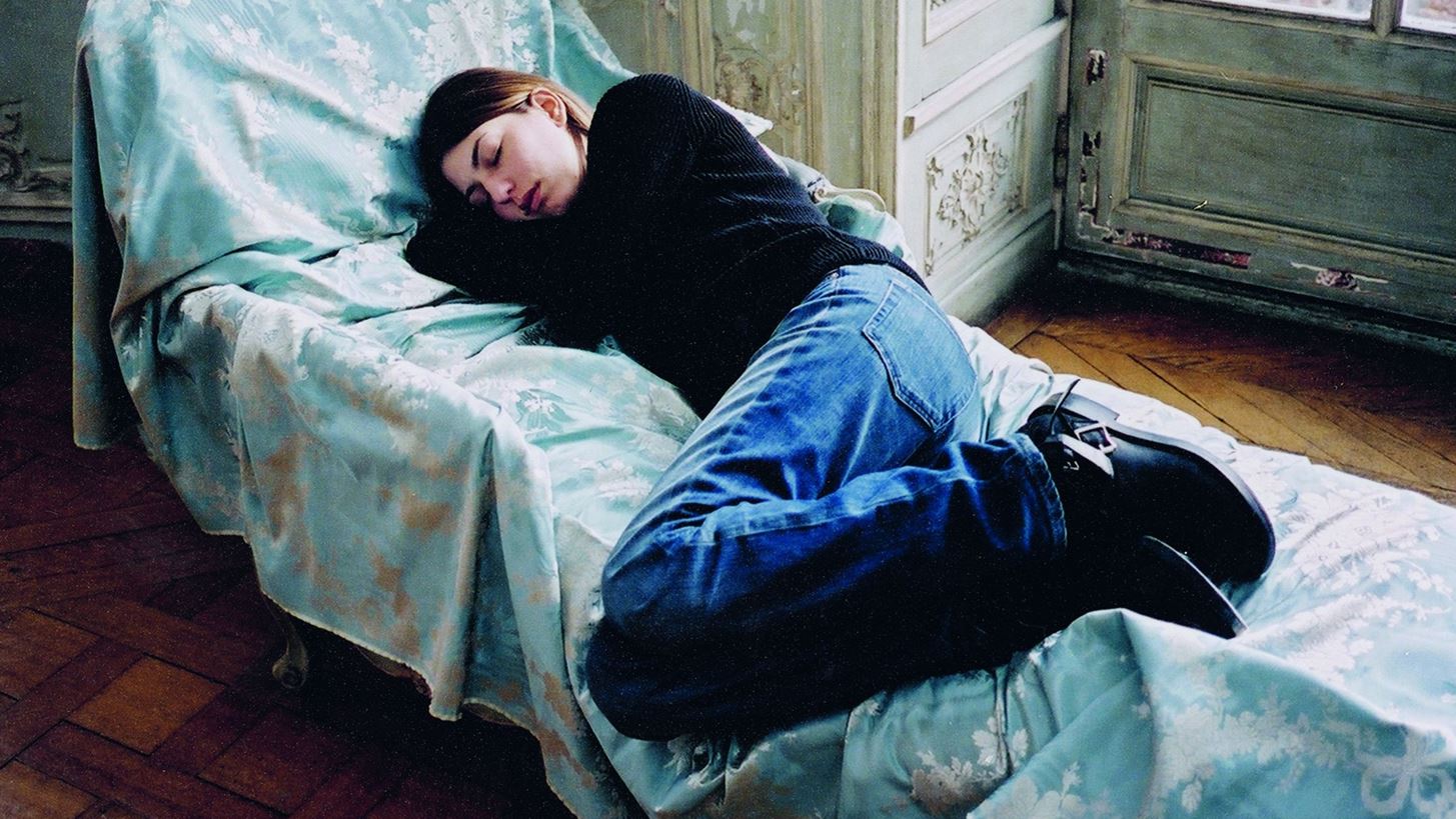 Sofia Coppola: &#x3A4;&#x3BF; &#x3C0;&#x3C1;&#x3CE;&#x3C4;&#x3BF; &#x3C4;&#x3B7;&#x3C2; coffee table album &#x3BC;&#x3B1;&#x3C2; &#x3B2;&#x3AC;&#x3B6;&#x3B5;&#x3B9; &#x3C3;&#x3C4;&#x3B1; &#x3C0;&#x3B1;&#x3C1;&#x3B1;&#x3C3;&#x3BA;&#x3AE;&#x3BD;&#x3B9;&#x3B1; &#x3C4;&#x3B7;&#x3C2; &#x3BA;&#x3B1;&#x3C1;&#x3B9;&#x3AD;&#x3C1;&#x3B1;&#x3C2; &#x3C4;&#x3B7;&#x3C2;