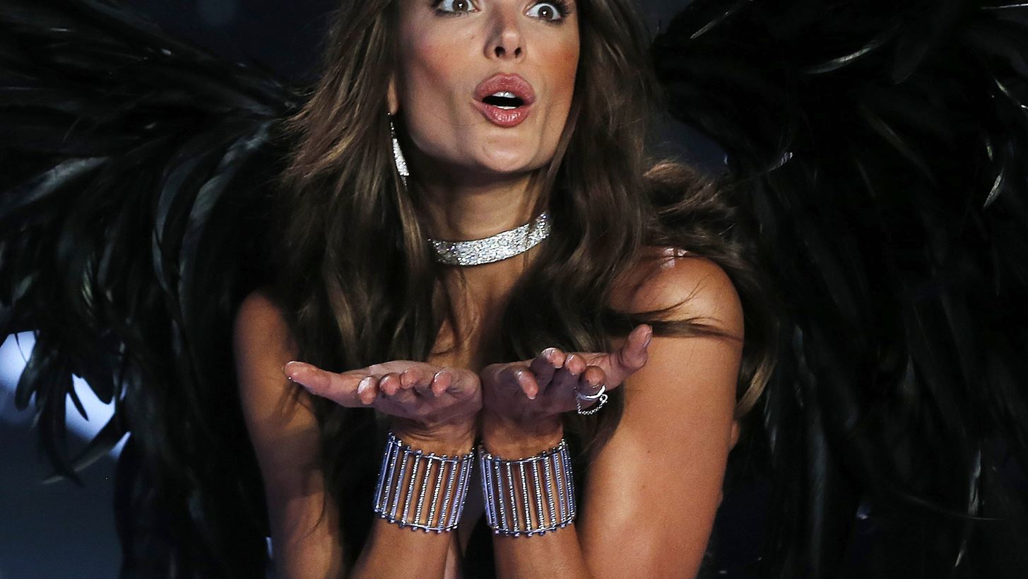 &#x397; Alessandra Ambrosio &#x3BC;&#x3B1;&#x3C2; &#x3B5;&#x3BE;&#x3B7;&#x3B3;&#x3B5;&#x3AF; &#x3C0;&#x3CE;&#x3C2; &#x3C0;&#x3AD;&#x3C6;&#x3C4;&#x3BF;&#x3C5;&#x3BD; &#x3C4;&#x3B1; &#x3C3;&#x3BF;&#x3CD;&#x3C0;&#x3B5;&#x3C1; &#x3BC;&#x3CC;&#x3BD;&#x3C4;&#x3B5;&#x3BB;