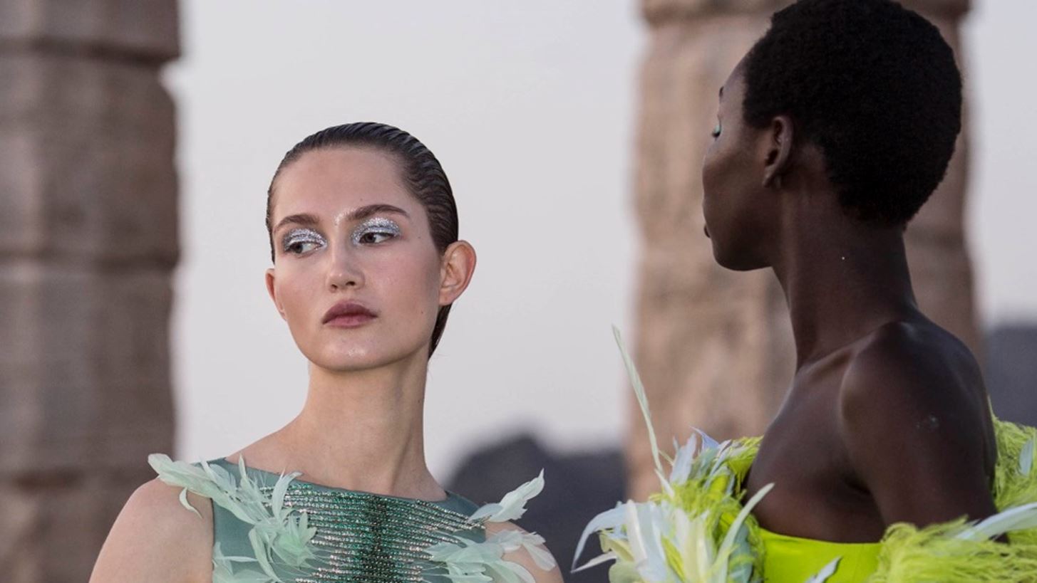 Mary Katrantzou: Glitter, &#x3C7;&#x3C1;&#x3CE;&#x3BC;&#x3B1; &#x3BA;&#x3B1;&#x3B9; wet look &#x3BF;&#x3B9; &#x3B1;&#x3C0;&#x3CC;&#x3BB;&#x3C5;&#x3C4;&#x3BF;&#x3B9; &#x3C0;&#x3C1;&#x3C9;&#x3C4;&#x3B1;&#x3B3;&#x3C9;&#x3BD;&#x3B9;&#x3C3;&#x3C4;&#x3AD;&#x3C2; &#x3C4;&#x3C9;&#x3BD; beauty looks