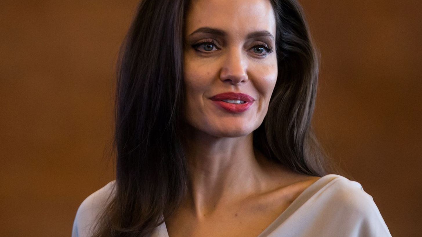 Angelina Jolie | &#x3A4;&#x3BF; &#x3B2;&#x3AF;&#x3BD;&#x3C4;&#x3B5;&#x3BF; &#x3B1;&#x3C0;&#x3CC; &#x3C4;&#x3B1; &#x3BF;&#x3C5;&#x3BA;&#x3C1;&#x3B1;&#x3BD;&#x3B9;&#x3BA;&#x3AC; &#x3C3;&#x3CD;&#x3BD;&#x3BF;&#x3C1;&#x3B1; &#x3C0;&#x3BF;&#x3C5; &#x3BC;&#x3BF;&#x3B9;&#x3C1;&#x3AC;&#x3C3;&#x3C4;&#x3B7;&#x3BA;&#x3B5; &#x3C3;&#x3C4;&#x3BF; Instagram &#x3C4;&#x3B7;&#x3C2;