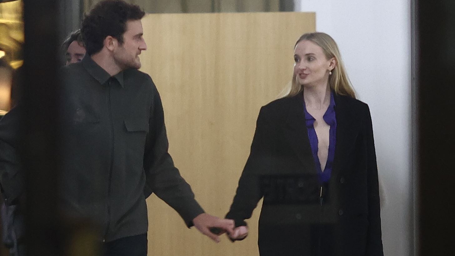 Sophie Turner &amp; Peregrine Pearson | &#x39D;&#x3AD;&#x3B1; &#x3C1;&#x3BF;&#x3BC;&#x3B1;&#x3BD;&#x3C4;&#x3B9;&#x3BA;&#x3AE; &#x3AD;&#x3BE;&#x3BF;&#x3B4;&#x3BF;&#x3C2; &#x3C3;&#x3C4;&#x3BF; &#x3A0;&#x3B1;&#x3C1;&#x3AF;&#x3C3;&#x3B9;