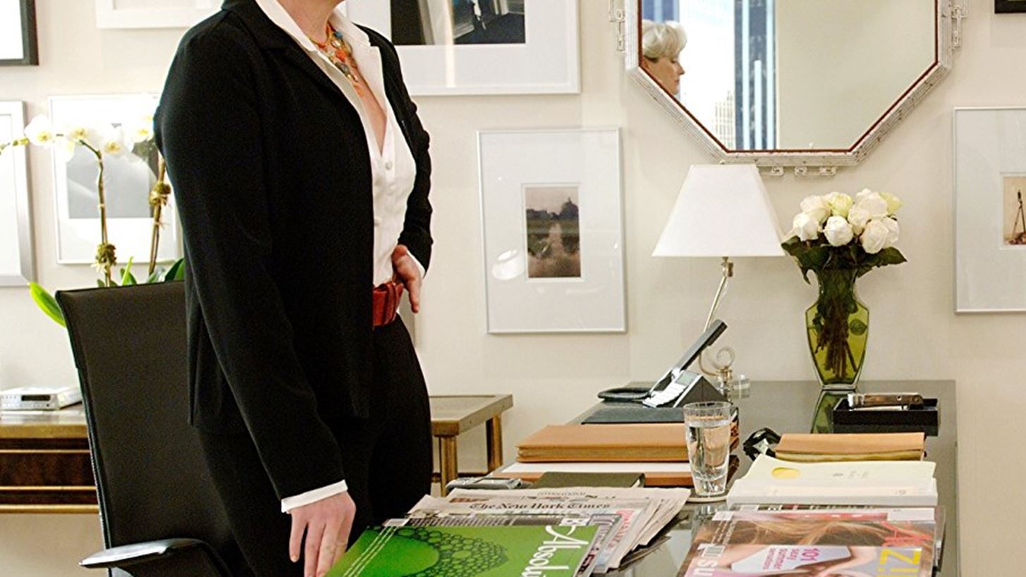 The Devil Wears Prada: &#x397; &#x3C3;&#x3C5;&#x3B3;&#x3B3;&#x3C1;&#x3B1;&#x3C6;&#x3AD;&#x3B1;&#x3C2; &#x3B1;&#x3C0;&#x3BF;&#x3BA;&#x3B1;&#x3BB;&#x3CD;&#x3C0;&#x3C4;&#x3B5;&#x3B9; &#x3B1;&#x3C5;&#x3C4;&#x3CC; &#x3C0;&#x3BF;&#x3C5; &#x3B4;&#x3B5;&#x3BD; &#x3C4;&#x3B7;&#x3C2; &#x3AC;&#x3C1;&#x3B5;&#x3C3;&#x3B5; &#x3C3;&#x3C4;&#x3B7; &#x3C4;&#x3B1;&#x3B9;&#x3BD;&#x3AF;&#x3B1;