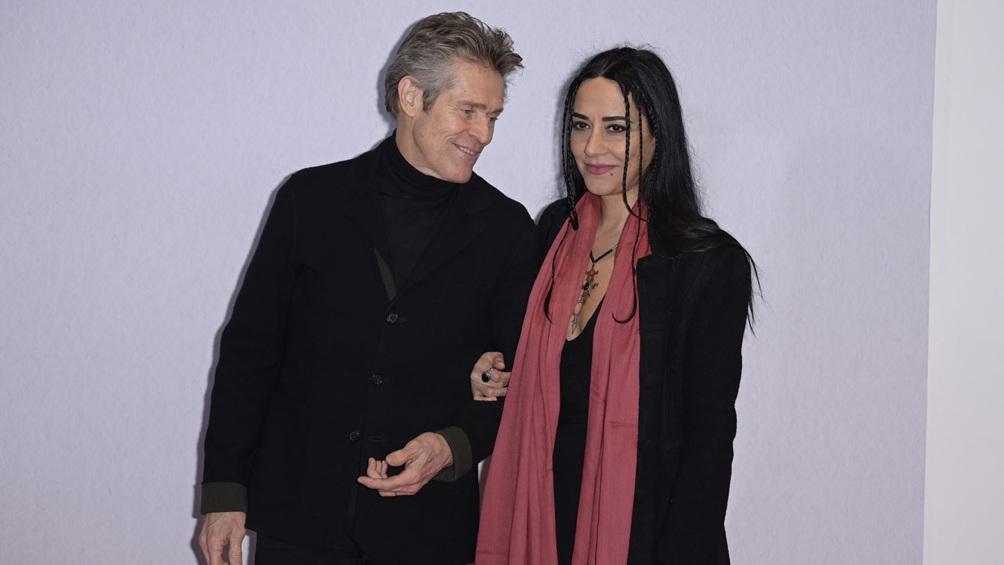 O Willem Dafoe &#x3B5;&#x3AF;&#x3BD;&#x3B1;&#x3B9; &#x3C0;&#x3B1;&#x3BD;&#x3C4;&#x3C1;&#x3B5;&#x3BC;&#x3AD;&#x3BD;&#x3BF;&#x3C2; &#x3BC;&#x3B5; &#x3C4;&#x3B7; Giada Colagrande &#x3B5;&#x3B4;&#x3CE; &#x3BA;&#x3B1;&#x3B9; 20 &#x3C7;&#x3C1;&#x3CC;&#x3BD;&#x3B9;&#x3B1; &#x3BA;&#x3B1;&#x3B9; &#x3B6;&#x3BF;&#x3C5;&#x3BD; &#x3C3;&#x3B5; &#x3BC;&#x3B9;&#x3B1; &#x3C6;&#x3AC;&#x3C1;&#x3BC;&#x3B1; &#x3C3;&#x3C4;&#x3B7;&#x3BD; &#x399;&#x3C4;&#x3B1;&#x3BB;&#x3AF;&#x3B1;
