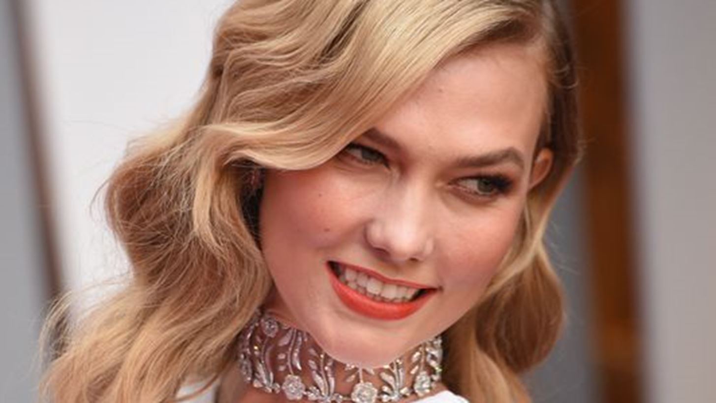 Karlie Kloss: &#x391;&#x3C0;&#x3BF;&#x3BA;&#x3B1;&#x3BB;&#x3CD;&#x3C0;&#x3C4;&#x3B5;&#x3B9; &#x3B3;&#x3B9;&#x3B1;&#x3C4;&#x3AF; &#x3B4;&#x3B5; &#x3BC;&#x3B9;&#x3BB;&#x3AC; &#x3C0;&#x3BF;&#x3C4;&#x3AD; &#x3B3;&#x3B9;&#x3B1; &#x3C4;&#x3B7;&#x3BD; &#x3C0;&#x3C1;&#x3BF;&#x3C3;&#x3C9;&#x3C0;&#x3B9;&#x3BA;&#x3AE; &#x3C4;&#x3B7;&#x3C2; &#x3B6;&#x3C9;&#x3AE;