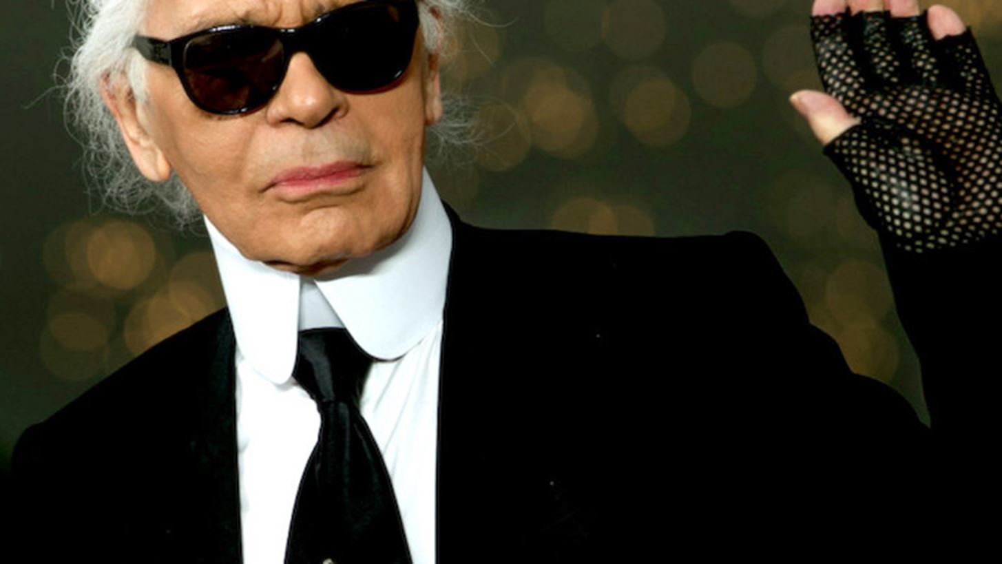 Karl Lagerfeld: &#x394;&#x3B7;&#x3BB;&#x3CE;&#x3BD;&#x3B5;&#x3B9; &#x3CC;&#x3C4;&#x3B9; &#x3BC;&#x3C0;&#x3BF;&#x3C1;&#x3B5;&#x3AF; &#x3BD;&#x3B1; &#x3B1;&#x3C0;&#x3BF;&#x3C0;&#x3BF;&#x3B9;&#x3B7;&#x3B8;&#x3B5;&#x3AF; &#x3C4;&#x3B7; &#x3B3;&#x3B5;&#x3C1;&#x3BC;&#x3B1;&#x3BD;&#x3B9;&#x3BA;&#x3AE; &#x3C5;&#x3C0;&#x3B7;&#x3BA;&#x3BF;&#x3CC;&#x3C4;&#x3B7;&#x3C4;&#x3B1; &#x3B5;&#x3BE;&#x3B1;&#x3B9;&#x3C4;&#x3AF;&#x3B1;&#x3C2; &#x3C4;&#x3B7;&#x3C2; Angela Merkel