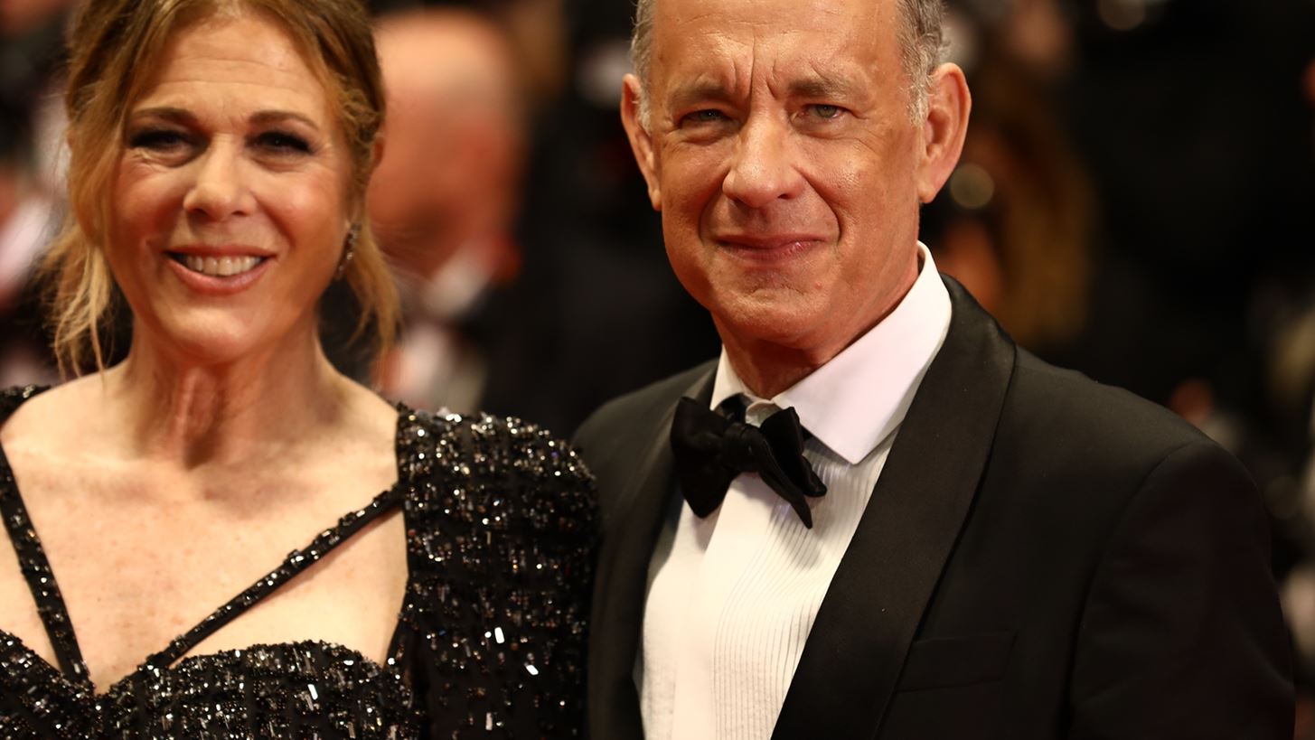Tom Hanks - Rita Wilson | &#x3A4;&#x3BF; &#x3AD;&#x3BD;&#x3C4;&#x3BF;&#x3BD;&#x3BF; &#x3C0;&#x3B5;&#x3C1;&#x3B9;&#x3C3;&#x3C4;&#x3B1;&#x3C4;&#x3B9;&#x3BA;&#x3CC; &#x3C3;&#x3C4;&#x3BF; &#x3BA;&#x3CC;&#x3BA;&#x3BA;&#x3B9;&#x3BD;&#x3BF; &#x3C7;&#x3B1;&#x3BB;&#x3AF; &#x3C4;&#x3BF;&#x3C5; &#x3A6;&#x3B5;&#x3C3;&#x3C4;&#x3B9;&#x3B2;&#x3AC;&#x3BB; &#x39A;&#x3B1;&#x3BD;&#x3BD;&#x3CE;&#x3BD;