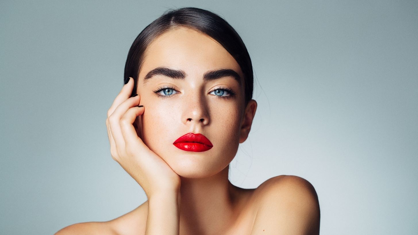 Το viral μέικαπ σε στικ που θα σου λύσει τα χέρια στο μακιγιάζ