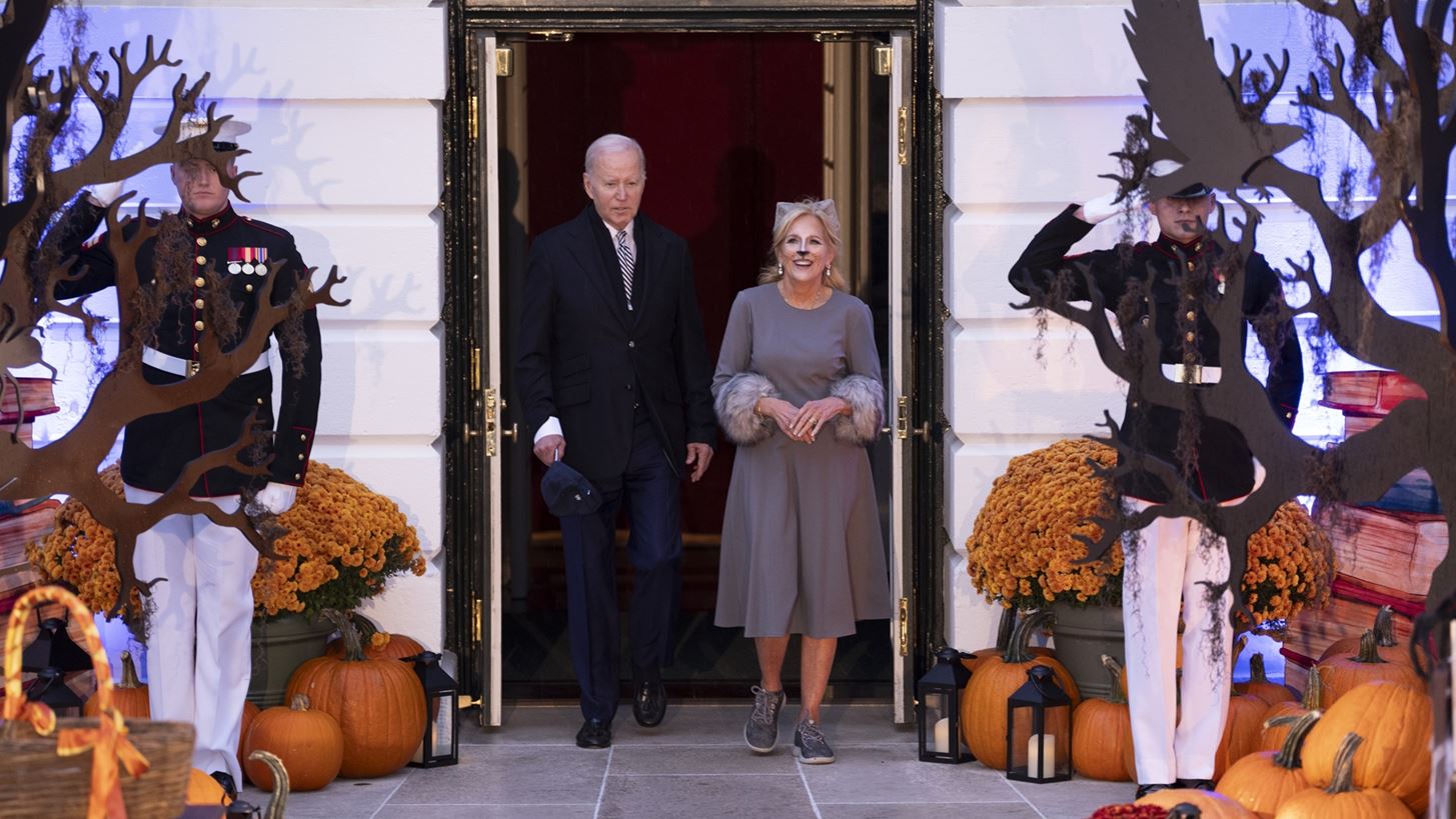 Jill Biden | &#x397; &#x3BC;&#x3B5;&#x3C4;&#x3B1;&#x3BC;&#x3CC;&#x3C1;&#x3C6;&#x3C9;&#x3C3;&#x3AE; &#x3C4;&#x3B7;&#x3C2; &#x3B3;&#x3B9;&#x3B1; &#x3C4;&#x3BF; Halloween &#x3BA;&#x3B1;&#x3B9; &#x3C4;&#x3B1; &#x3B4;&#x3CE;&#x3C1;&#x3B1; &#x3C0;&#x3BF;&#x3C5; &#x3C7;&#x3AC;&#x3C1;&#x3B9;&#x3C3;&#x3B5; &#x3C3;&#x3C4;&#x3BF;&#x3C5;&#x3C2; &#x3BC;&#x3B9;&#x3BA;&#x3C1;&#x3BF;&#x3CD;&#x3C2; &#x3B5;&#x3C0;&#x3B9;&#x3C3;&#x3BA;&#x3AD;&#x3C0;&#x3C4;&#x3B5;&#x3C2; &#x3C4;&#x3BF;&#x3C5; &#x39B;&#x3B5;&#x3C5;&#x3BA;&#x3BF;&#x3CD; &#x39F;&#x3AF;&#x3BA;&#x3BF;&#x3C5;