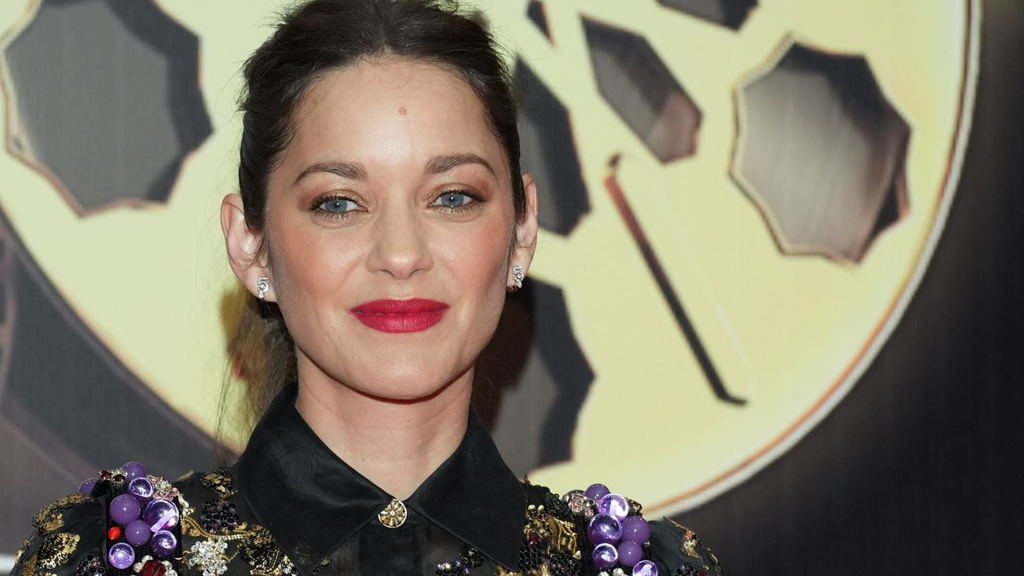 Marion Cotillard | &#x397; Chanel &#x3B4;&#x3B7;&#x3BC;&#x3B9;&#x3BF;&#x3C5;&#x3C1;&#x3B3;&#x3AF;&#x3B1; &#x3C0;&#x3BF;&#x3C5; &#x3B5;&#x3C0;&#x3AD;&#x3BB;&#x3B5;&#x3BE;&#x3B5; &#x3C3;&#x3C4;&#x3B7;&#x3BD; &#x3C4;&#x3B5;&#x3BB;&#x3B5;&#x3C4;&#x3AE; &#x3BB;&#x3AE;&#x3BE;&#x3B7;&#x3C2; &#x3C4;&#x3BF;&#x3C5; Marrakech Film Festival