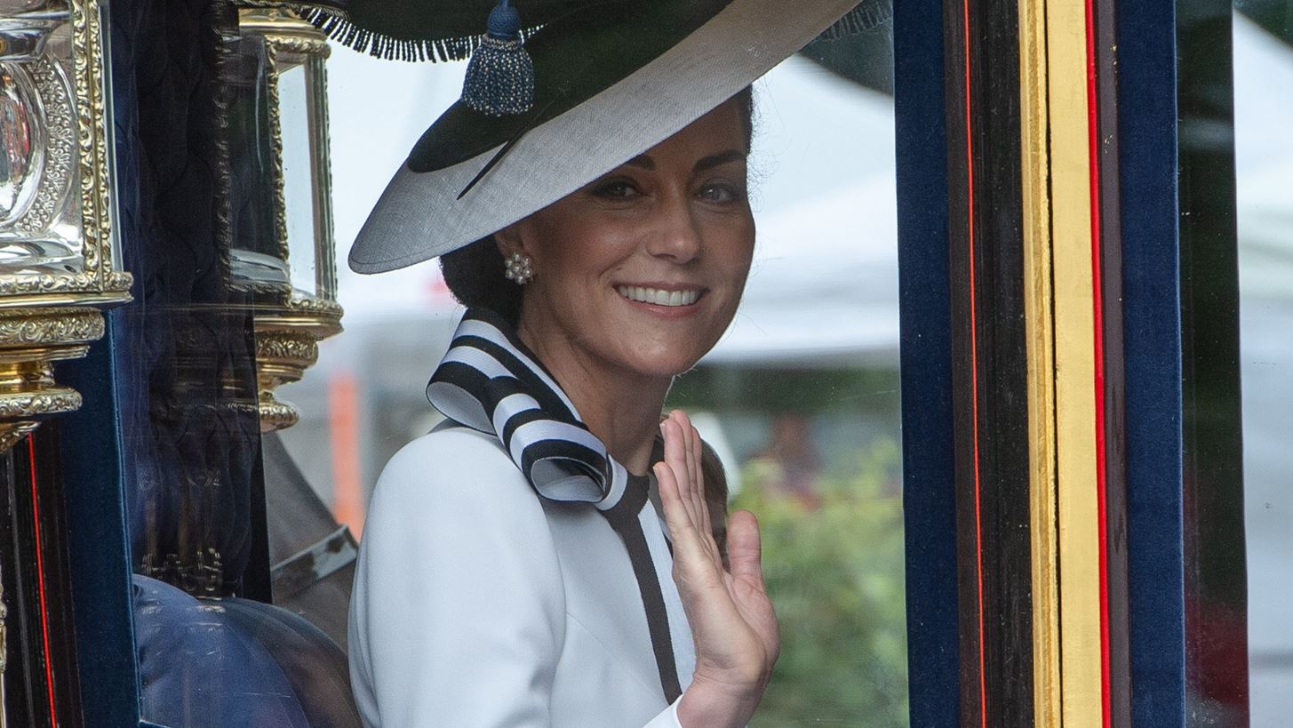 Kate Middleton | &#x3A4;o &#x3BC;&#x3C5;&#x3C3;&#x3C4;&#x3B9;&#x3BA;&#x3CC; &#x3C0;&#x3AF;&#x3C3;&#x3C9; &#x3B1;&#x3C0;&#x3CC; &#x3C4;&#x3BF; &#x3C3;&#x3CD;&#x3BD;&#x3BF;&#x3BB;&#x3BF; &#x3C0;&#x3BF;&#x3C5; &#x3B5;&#x3C0;&#x3AD;&#x3BB;&#x3B5;&#x3BE;&#x3B5; &#x3C3;&#x3C4;&#x3BF; Trooping the Colour