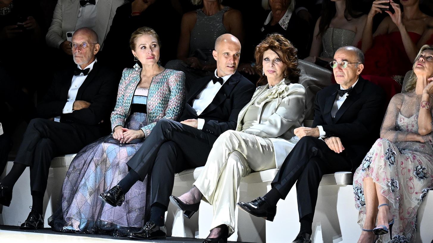 Sophia Loren | &#x3A3;&#x3C4;&#x3B7;&#x3BD; &#x3C0;&#x3C1;&#x3CE;&#x3C4;&#x3B7; &#x3C3;&#x3B5;&#x3B9;&#x3C1;&#x3AC; &#x3C4;&#x3BF;&#x3C5; fashion show &#x3C4;&#x3BF;&#x3C5; Armani &#x3C3;&#x3C4;&#x3B7; &#x392;&#x3B5;&#x3BD;&#x3B5;&#x3C4;&#x3AF;&#x3B1;