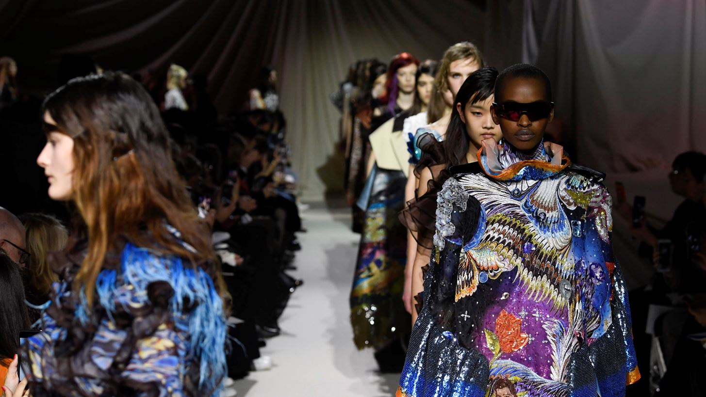 H Mary Katrantzou &#x3B5;&#x3BC;&#x3C0;&#x3BD;&#x3B5;&#x3CD;&#x3C3;&#x3C4;&#x3B7;&#x3BA;&#x3B5; &#x3B1;&#x3C0;&#x3CC; &#x3C4;&#x3B7; &#x3C6;&#x3CD;&#x3C3;&#x3B7; &#x3B3;&#x3B9;&#x3B1; &#x3C4;&#x3B7; &#x3BD;&#x3AD;&#x3B1; &#x3C4;&#x3B7;&#x3C2; &#x3C3;&#x3C5;&#x3BB;&#x3BB;&#x3BF;&#x3B3;&#x3AE;
