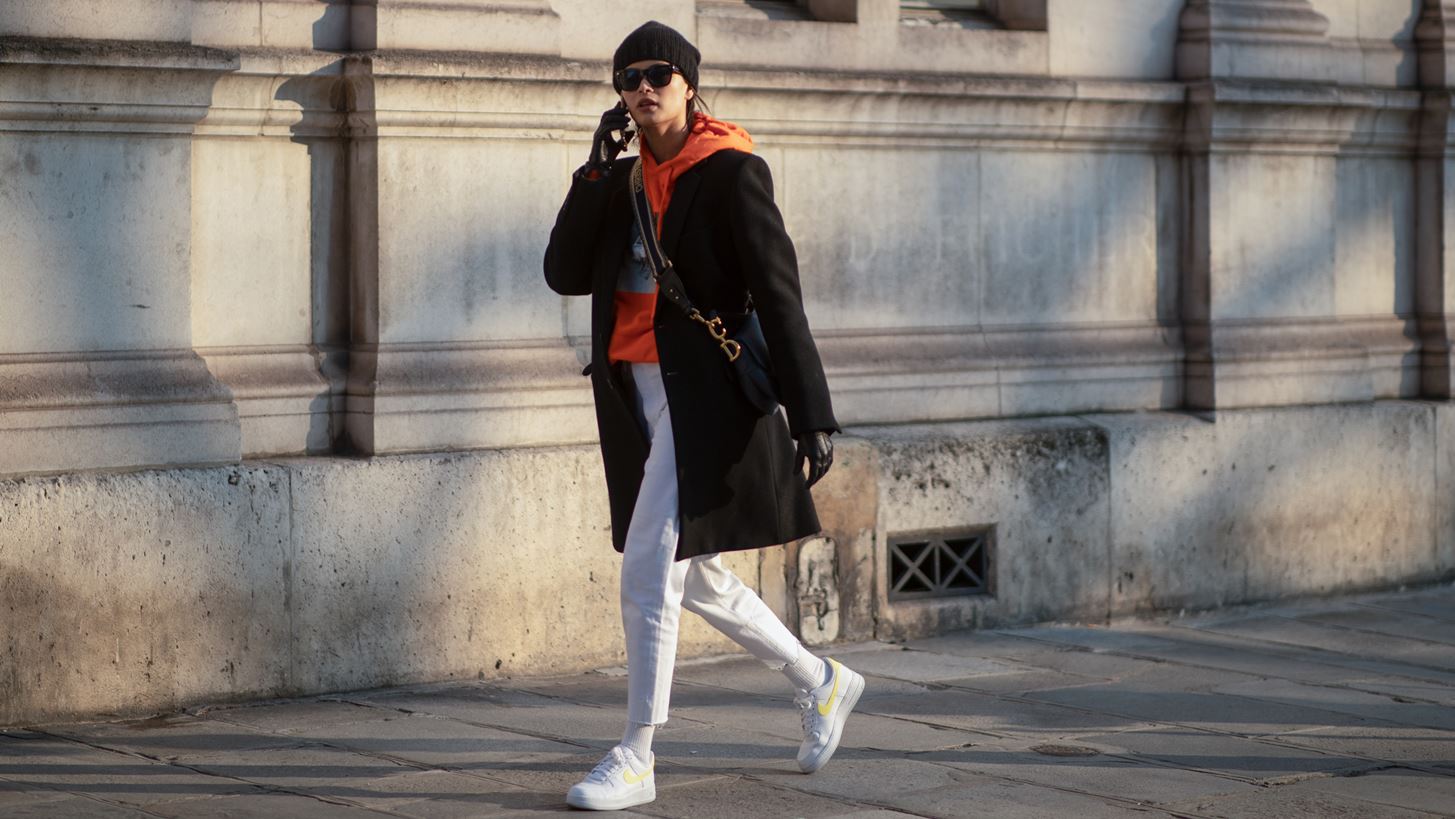 5 looks &#x3C0;&#x3BF;&#x3C5; &#x3B1;&#x3C0;&#x3BF;&#x3B4;&#x3B5;&#x3B9;&#x3BA;&#x3BD;&#x3CD;&#x3BF;&#x3C5;&#x3BD; &#x3C0;&#x3C9;&#x3C2; &#x3C4;&#x3B1; &#x3BB;&#x3B5;&#x3C5;&#x3BA;&#x3AC; sneakers &#x3C4;&#x3B1;&#x3B9;&#x3C1;&#x3B9;&#x3AC;&#x3B6;&#x3BF;&#x3C5;&#x3BD; &#x3BC;&#x3B5; &#x3C4;&#x3B1; &#x3C0;&#x3AC;&#x3BD;&#x3C4;&#x3B1;