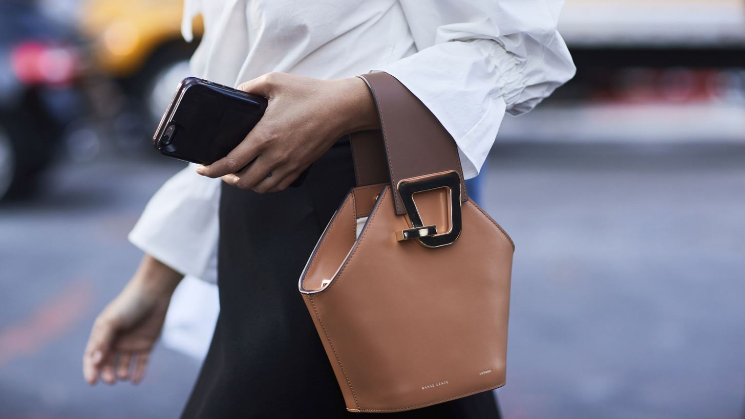 Τα αγαπημένα μας fashion girls κρατούν τώρα αυτή την τσάντα