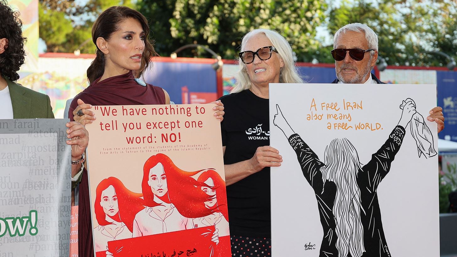 Φεστιβάλ Βενετίας 2023 | Τι γράφουν τα πλακάτ και τα πανό που κρατούσαν στο κόκκινο χαλί