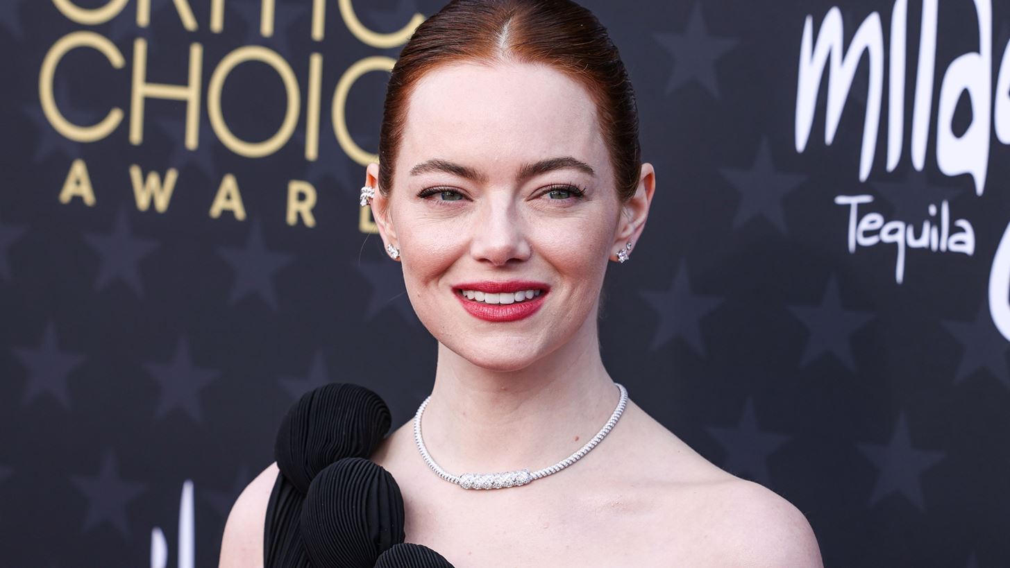 Emma Stone | &#x3A0;&#x3BF;&#x3C5;&#x3BB;&#x3AC;&#x3B5;&#x3B9; &#x3C4;&#x3BF; &#x3C3;&#x3C0;&#x3AF;&#x3C4;&#x3B9; &#x3C4;&#x3B7;&#x3C2; &#x3C3;&#x3C4;&#x3BF; &#x39B;&#x3BF;&#x3C2; &#x386;&#x3BD;&#x3C4;&#x3B6;&#x3B5;&#x3BB;&#x3B5;&#x3C2; &#x3B3;&#x3B9;&#x3B1; 4 &#x3B5;&#x3BA;&#x3B1;&#x3C4;&#x3BF;&#x3BC;&#x3BC;&#x3CD;&#x3C1;&#x3B9;&#x3B1; &#x3B4;&#x3BF;&#x3BB;&#x3AC;&#x3C1;&#x3B9;&#x3B1;