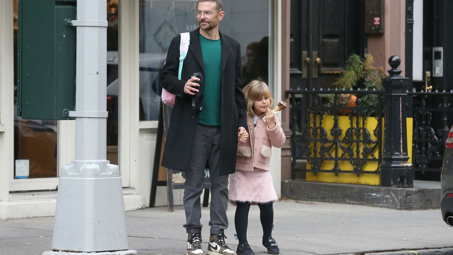 Bradley Cooper | H &#x3AD;&#x3BE;&#x3BF;&#x3B4;&#x3BF;&#x3C2; &#x3BC;&#x3B5; &#x3C4;&#x3B7;&#x3BD; Irina Shayk &#x3BC;&#x3B5;&#x3C4;&#x3AC; &#x3C4;&#x3B1; &#x3B4;&#x3B7;&#x3BC;&#x3BF;&#x3C3;&#x3B9;&#x3B5;&#x3CD;&#x3BC;&#x3B1;&#x3C4;&#x3B1; &#x3B3;&#x3B9;&#x3B1; &#x3C4;&#x3B7; &#x3C3;&#x3C7;&#x3AD;&#x3C3;&#x3B7; &#x3C4;&#x3BF;&#x3C5; &#x3BC;&#x3B5; &#x3C4;&#x3B7;&#x3BD; Gigi Hadid