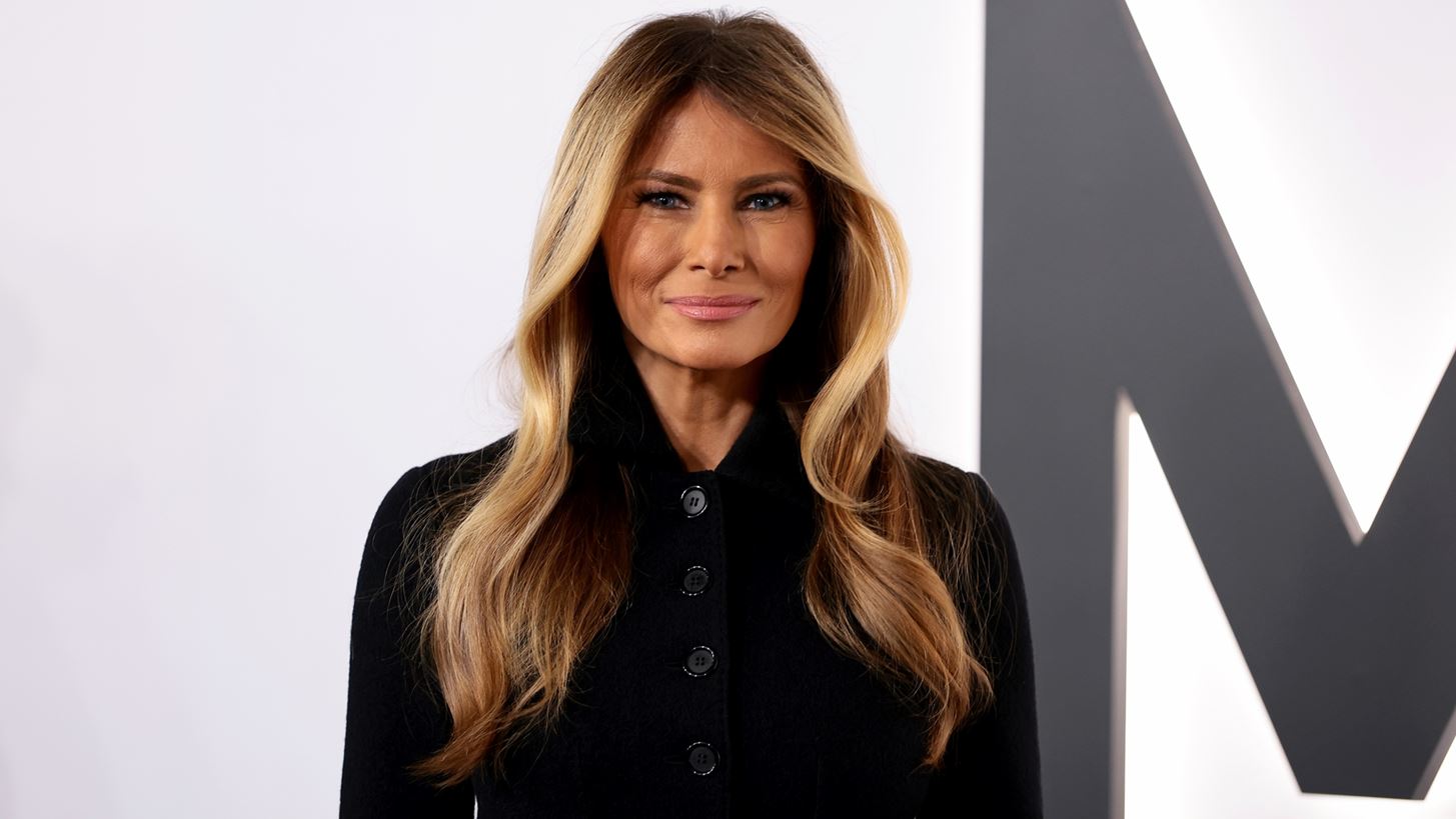 Melania Trump | Ο σκηνοθέτης του πολυσυζητημένου ντοκιμαντέρ της εμφανίζεται σε φωτογραφίες με τον Jeffrey Epstein