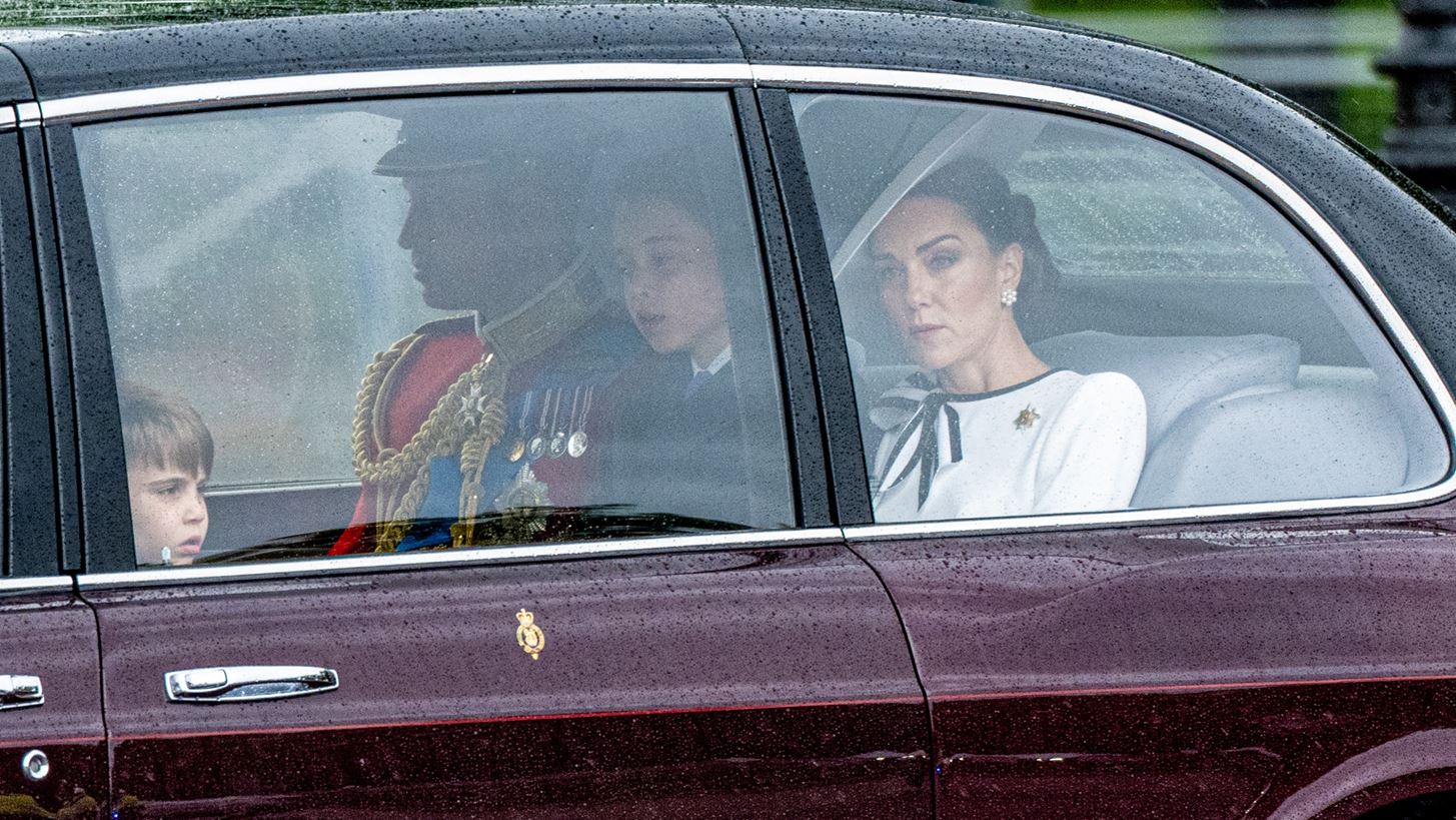 Trooping the Colour | &#x397; &#x3C0;&#x3C1;&#x3CE;&#x3C4;&#x3B7; &#x3B5;&#x3C0;&#x3AF;&#x3C3;&#x3B7;&#x3BC;&#x3B7; &#x3B5;&#x3BC;&#x3C6;&#x3AC;&#x3BD;&#x3B9;&#x3C3;&#x3B7; &#x3C4;&#x3B7;&#x3C2; Kate Middleton