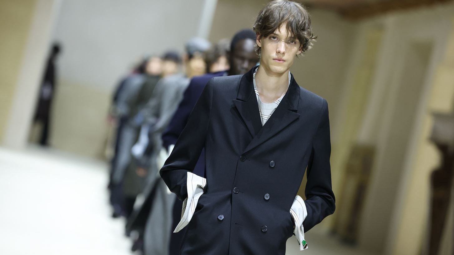 Prada | Γιατί η ανδρική συλλογή που παρουσιάστηκε στο Μιλάνο έχει ξεσηκώσει αντιδράσεις;