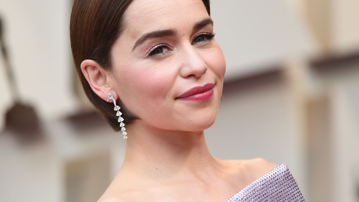 &#x397; Emilia Clarke &#x3B1;&#x3C0;&#x3BF;&#x3BA;&#x3AC;&#x3BB;&#x3C5;&#x3C8;&#x3B5; &#x3C4;&#x3BF; &#x3C4;&#x3AD;&#x3BB;&#x3BF;&#x3C2; &#x3C4;&#x3BF;&#x3C5; Game of Thrones &#x3C3;&#x3C4;&#x3B7; &#x3BC;&#x3B7;&#x3C4;&#x3AD;&#x3C1;&#x3B1; &#x3C4;&#x3B7;&#x3C2;