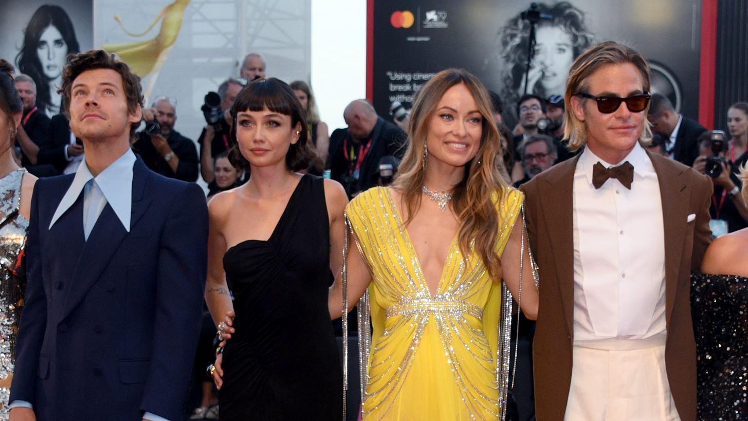 &#x397; Olivia Wilde &#x3B1;&#x3C0;&#x3B1;&#x3BD;&#x3C4;&#x3AC; on camera &#x3B3;&#x3B9;&#x3B1; &#x3C4;&#x3BF; &#x3B1;&#x3BC;&#x3C6;&#x3B9;&#x3BB;&#x3B5;&#x3B3;&#x3CC;&#x3BC;&#x3B5;&#x3BD;&#x3BF; &#x3B2;&#x3AF;&#x3BD;&#x3C4;&#x3B5;&#x3BF; &#x3BC;&#x3B5; &#x3C4;&#x3BF;&#x3BD; Harry Styles &#x3BA;&#x3B1;&#x3B9; &#x3C4;&#x3BF;&#x3BD; Chris Pine