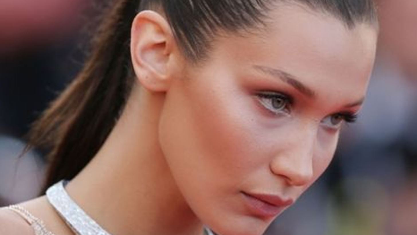 H Bella Hadid &#x3C0;&#x3C1;&#x3B9;&#x3BD; &#x3C4;&#x3B9;&#x3C2; &#x3C0;&#x3BB;&#x3B1;&#x3C3;&#x3C4;&#x3B9;&#x3BA;&#x3AD;&#x3C2; &#x3B5;&#x3C0;&#x3B5;&#x3BC;&#x3B2;&#x3AC;&#x3C3;&#x3B5;&#x3B9;&#x3C2;