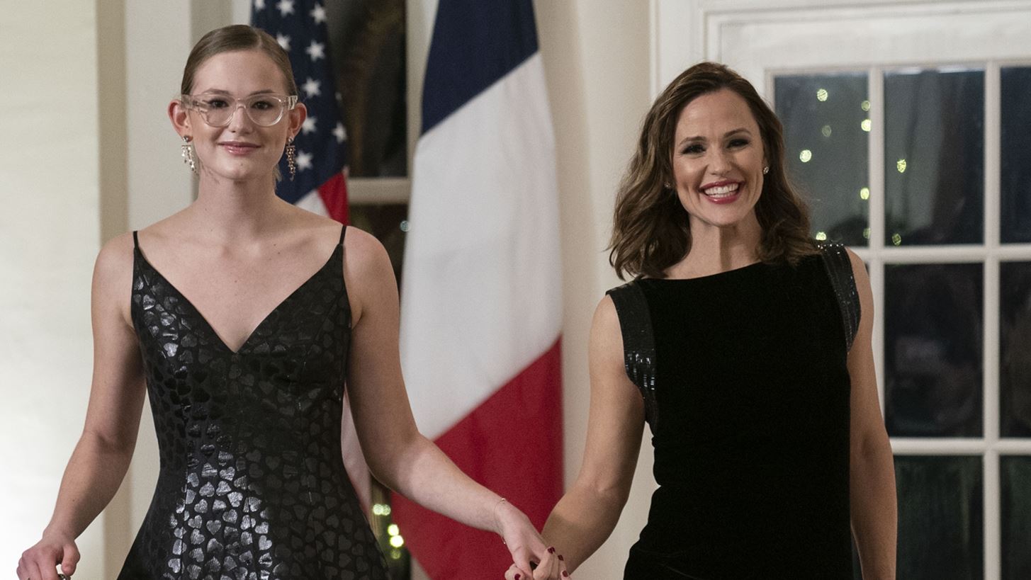 Jennifer Garner | &#x397; &#x3B5;&#x3BC;&#x3C6;&#x3AC;&#x3BD;&#x3B9;&#x3C3;&#x3B7; &#x3C4;&#x3B7;&#x3C2; &#x3AD;&#x3C6;&#x3B7;&#x3B2;&#x3B7;&#x3C2; &#x3BA;&#x3CC;&#x3C1;&#x3B7;&#x3C2; &#x3C4;&#x3B7;&#x3C2;, Violet, &#x3C3;&#x3C4;&#x3BF;&#x3BD; &#x39B;&#x3B5;&#x3C5;&#x3BA;&#x3CC; &#x39F;&#x3AF;&#x3BA;&#x3BF;