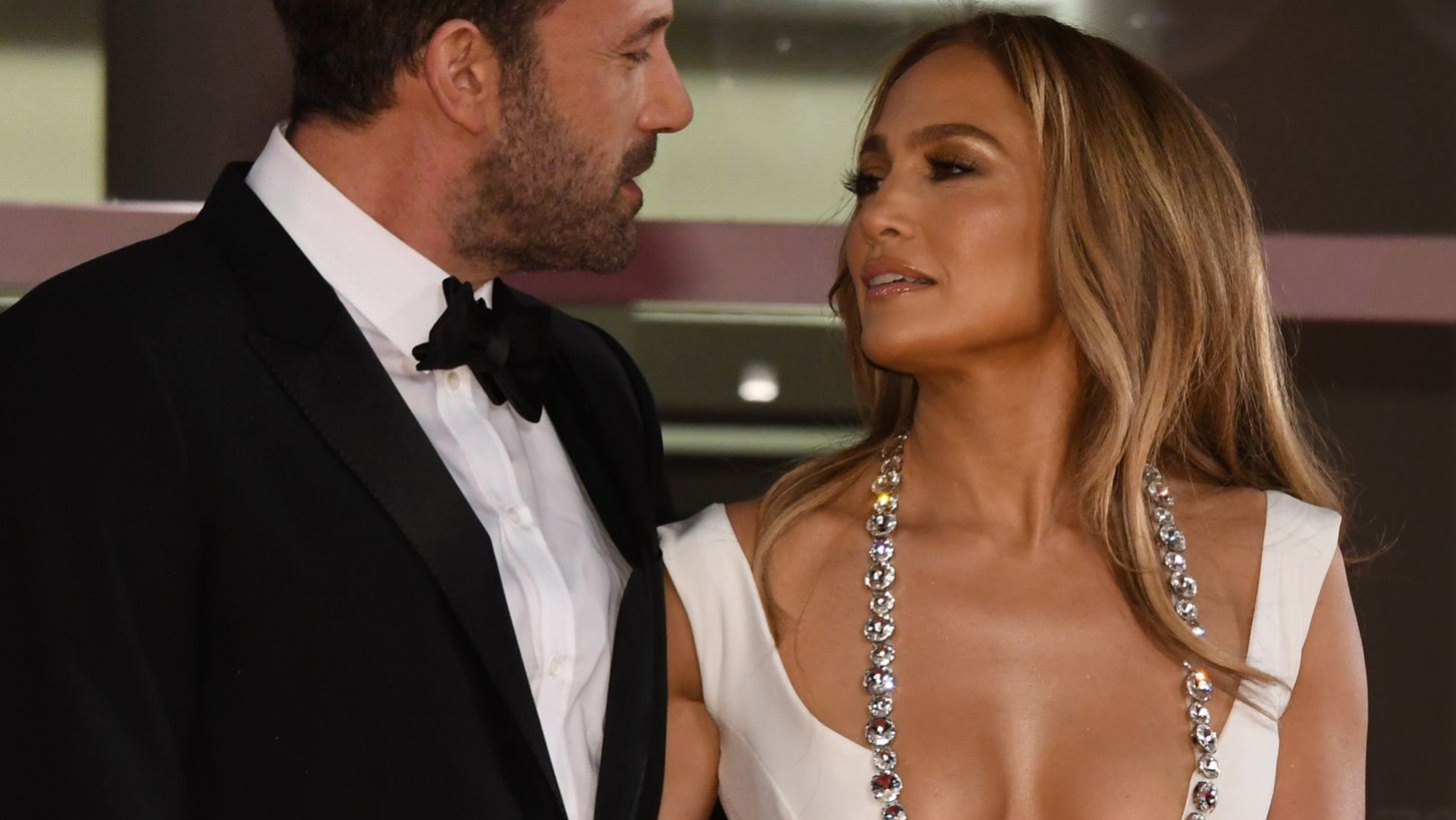 Jennifer Lopez | &#x39F;&#x3B9; &#x3BB;&#x3B5;&#x3C0;&#x3C4;&#x3BF;&#x3BC;&#x3AD;&#x3C1;&#x3B5;&#x3B9;&#x3B5;&#x3C2; &#x3B3;&#x3B9;&#x3B1; &#x3C4;&#x3BF; &#x3BD;&#x3C5;&#x3C6;&#x3B9;&#x3BA;&#x3CC; &#x3C0;&#x3BF;&#x3C5; &quot;&#x3BA;&#x3C1;&#x3B1;&#x3C4;&#x3BF;&#x3CD;&#x3C3;&#x3B5; &#x3C3;&#x3C4;&#x3B7; &#x3BD;&#x3C4;&#x3BF;&#x3C5;&#x3BB;&#x3AC;&#x3C0;&#x3B1; &#x3C4;&#x3B7;&#x3C2; &#x3B3;&#x3B9;&#x3B1; &#x3C7;&#x3C1;&#x3CC;&#x3BD;&#x3B9;&#x3B1;&quot;