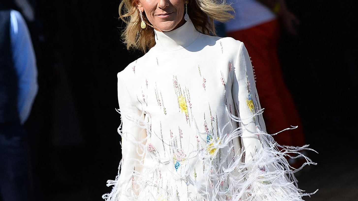 &#x397; Celine Dion &#x3C6;&#x3CC;&#x3C1;&#x3B5;&#x3C3;&#x3B5; &#x3AD;&#x3BD;&#x3B1; &#x3C0;&#x3B1;&#x3BB;&#x3C4;&#x3CC; - &#x3C9;&#x3B4;&#x3AE; &#x3C3;&#x3C4;&#x3BF;&#x3BD; &#x3BC;&#x3B1;&#x3BE;&#x3B9;&#x3BC;&#x3B1;&#x3BB;&#x3B9;&#x3C3;&#x3BC;&#x3CC;