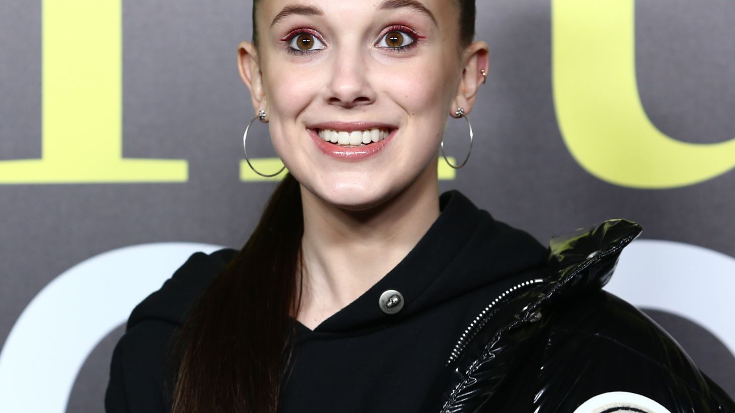 &#x397; Millie Bobby Brown &#x3B5;&#x3BE;&#x3B5;&#x3BB;&#x3AF;&#x3C3;&#x3C3;&#x3B5;&#x3C4;&#x3B1;&#x3B9; &#x3C3;&#x3B5; style icon