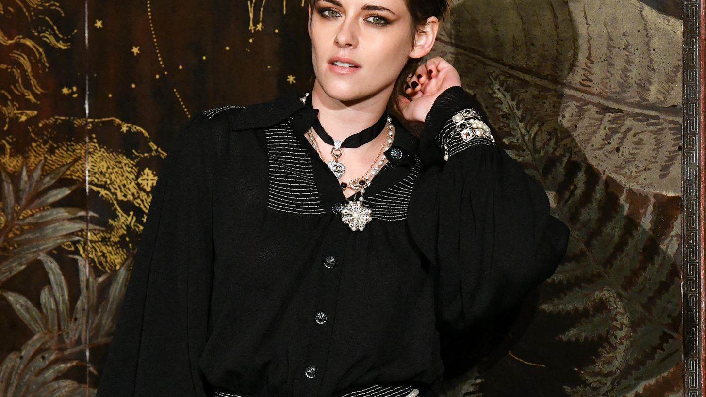 &#x397; Kristen Stewart &#x3C6;&#x3CC;&#x3C1;&#x3B5;&#x3C3;&#x3B5; &#x3C4;&#x3BF; &#x3C4;&#x3B1;&#x3B3;&#x3B9;&#x3AD;&#x3C1; &#x3C4;&#x3B7;&#x3C2; Chanel &#x3BC;&#x3B5; &#x3C4;&#x3BF;&#x3BD; &#x3C0;&#x3B9;&#x3BF; sexy &#x3C4;&#x3C1;&#x3CC;&#x3C0;&#x3BF;