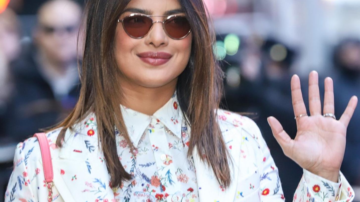 &#x397; Priyanka Chopra &#x3AD;&#x3BA;&#x3B1;&#x3BD;&#x3B5; &#x3C4;&#x3BF;&#x3BD; &#x3C0;&#x3B9;&#x3BF; chic &#x3C3;&#x3C5;&#x3BD;&#x3B4;&#x3C5;&#x3B1;&#x3C3;&#x3BC;&#x3CC; &#x3C4;&#x3BF;&#x3C5; &#x3BA;&#x3B1;&#x3BB;&#x3BF;&#x3BA;&#x3B1;&#x3B9;&#x3C1;&#x3B9;&#x3BF;&#x3CD;