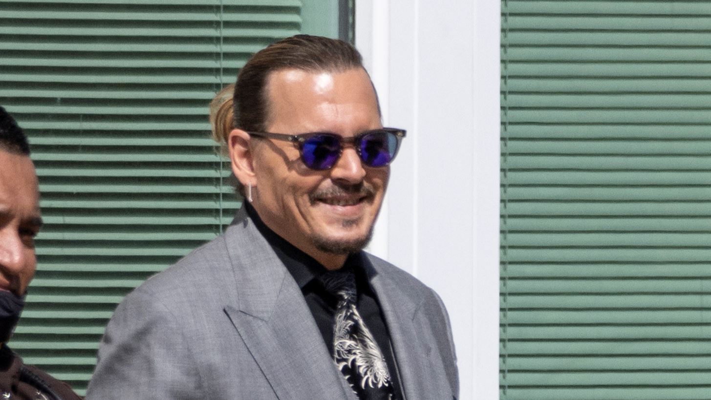 &#x39F; Johnny Depp &#x3C1;&#x3BF;&#x3BA;&#x3AC;&#x3C1;&#x3B5;&#x3B9; &#x3C3;&#x3C4;&#x3B7; &#x3C3;&#x3BA;&#x3B7;&#x3BD;&#x3AE; &#x3BB;&#x3AF;&#x3B3;&#x3B5;&#x3C2; &#x3B7;&#x3BC;&#x3AD;&#x3C1;&#x3B5;&#x3C2; &#x3BC;&#x3B5;&#x3C4;&#x3AC; &#x3C4;&#x3B7; &#x3BB;&#x3AE;&#x3BE;&#x3B7; &#x3C4;&#x3B7;&#x3C2; &#x3B4;&#x3B9;&#x3BA;&#x3B1;&#x3C3;&#x3C4;&#x3B9;&#x3BA;&#x3AE;&#x3C2; &#x3B4;&#x3B9;&#x3B1;&#x3BC;&#x3AC;&#x3C7;&#x3B7;&#x3C2; &#x3BC;&#x3B5; &#x3C4;&#x3B7;&#x3BD; Amber Heard