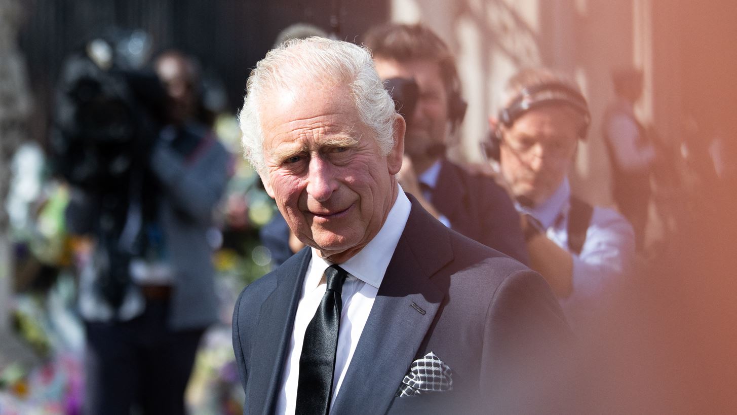 Το πρώτο διάγγελμα του συγκινημένου βασιλιά Καρόλου - Η αναφορά στη Meghan και τον Harry και ο νέος τίτλος του πρίγκιπα William