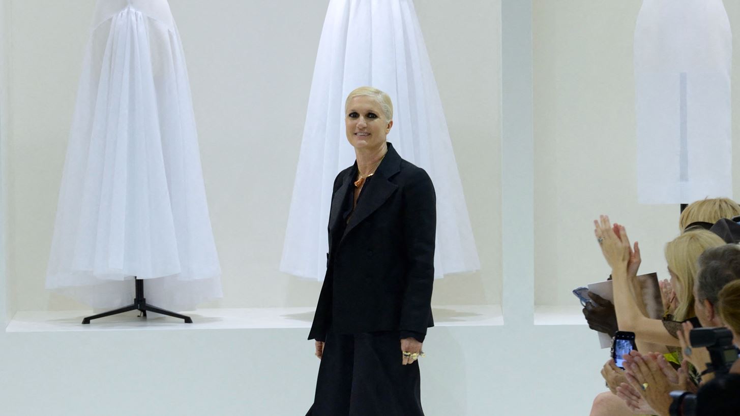 &#x397; Maria Grazia Chiuri &#x3B5;&#x3BC;&#x3C0;&#x3BD;&#x3AD;&#x3B5;&#x3C4;&#x3B1;&#x3B9; &#x3B1;&#x3C0;&#x3CC; &#x3C4;&#x3B7;&#x3BD; &#x3BA;&#x3B1;&#x3BB;&#x3BB;&#x3B9;&#x3C4;&#x3AD;&#x3C7;&#x3BD;&#x3B9;&#x3B4;&#x3B1; Lucia Marcucci &#x3B3;&#x3B9;&#x3B1; &#x3C4;&#x3B7;&#x3BD; SS21 &#x3C3;&#x3C5;&#x3BB;&#x3BB;&#x3BF;&#x3B3;&#x3AE; &#x3C4;&#x3BF;&#x3C5; Dior