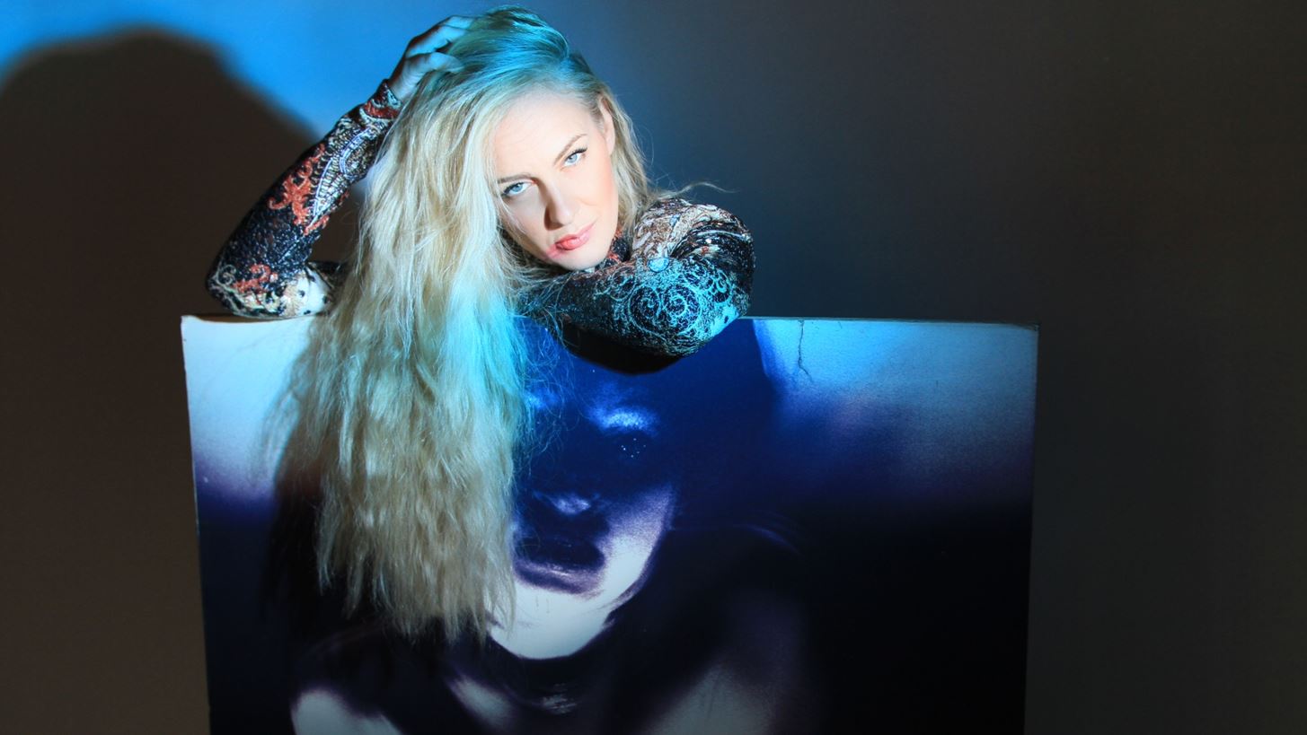 Lia Hide | &#x3A3;&#x3C4;&#x3BF;&#x3BD; &#x3B4;&#x3C1;&#x3CC;&#x3BC;&#x3BF; &#x3B3;&#x3B9;&#x3B1; &#x3C4;&#x3B1; Grammys &#x3B7; &#x395;&#x3BB;&#x3BB;&#x3B7;&#x3BD;&#x3AF;&#x3B4;&#x3B1; &#x3B4;&#x3B7;&#x3BC;&#x3B9;&#x3BF;&#x3C5;&#x3C1;&#x3B3;&#x3CC;&#x3C2;