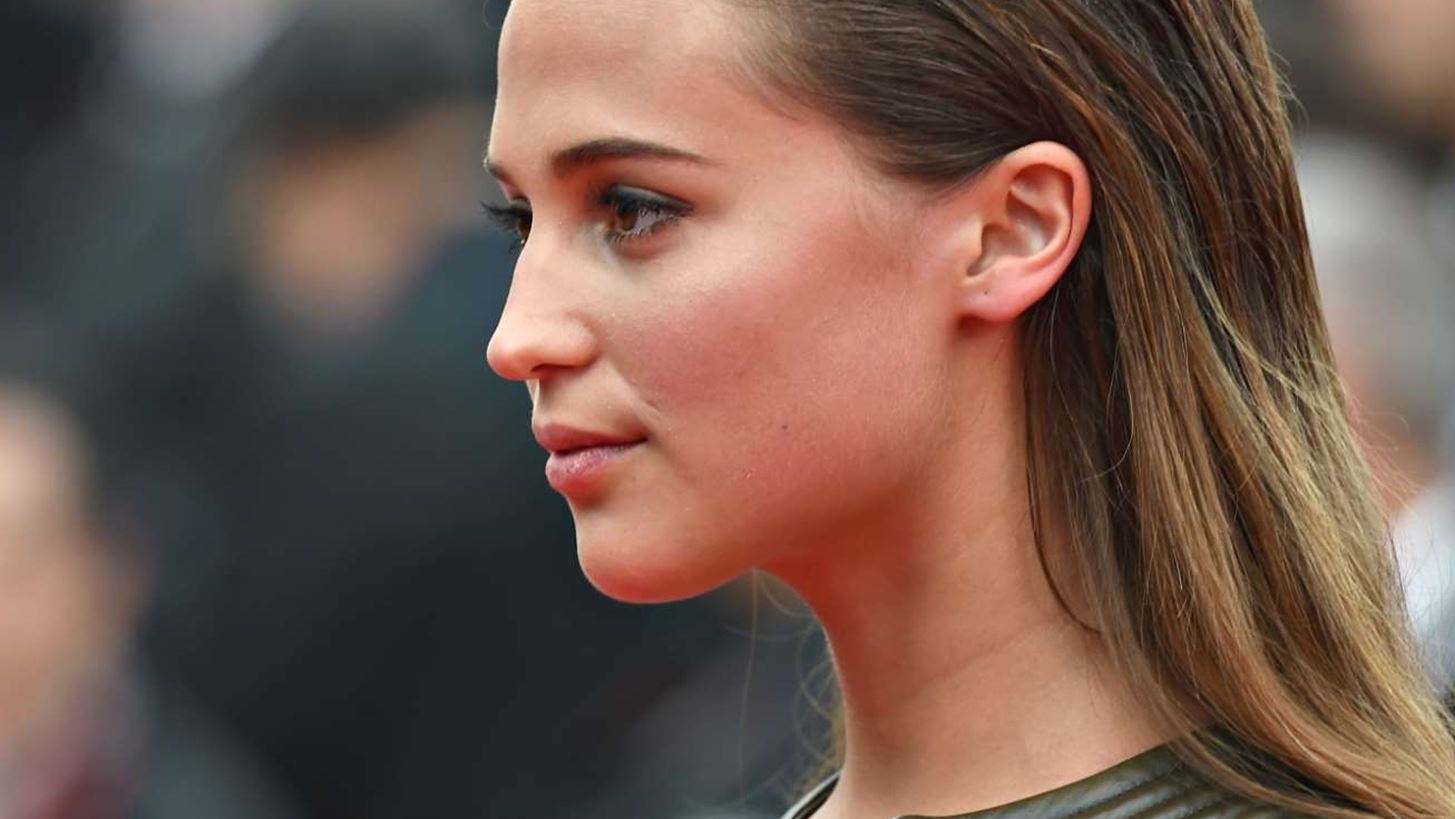 Alicia Vikander, &#x3C4;&#x3BF; &#x3C0;&#x3B9;&#x3BF; &#x3CC;&#x3BC;&#x3BF;&#x3C1;&#x3C6;&#x3BF; &#x3BA;&#x3BF;&#x3C1;&#x3AF;&#x3C4;&#x3C3;&#x3B9;