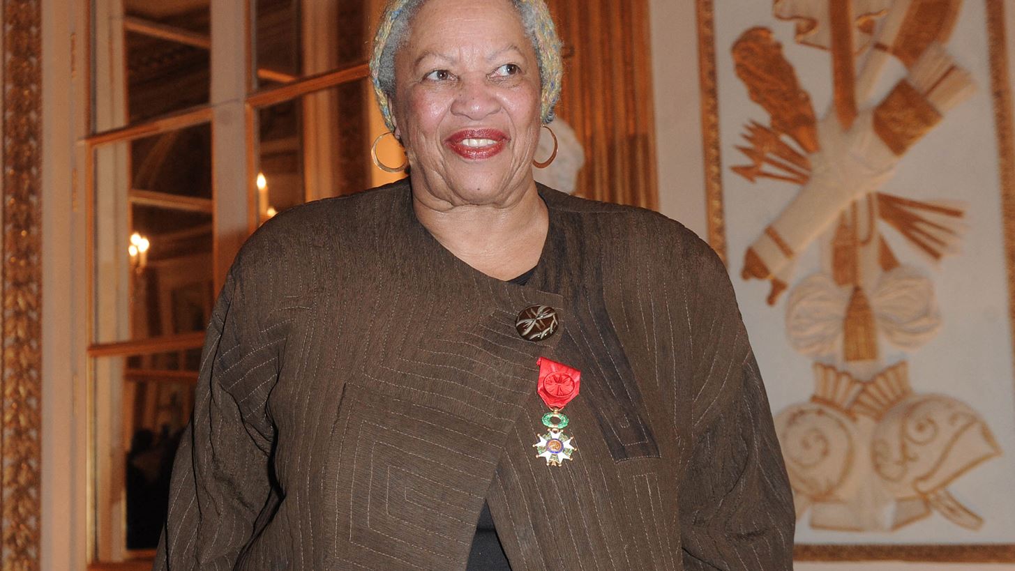 Toni Morrison: &#x388;&#x3C6;&#x3C5;&#x3B3;&#x3B5; &#x3B1;&#x3C0;&#x3CC; &#x3C4;&#x3B7; &#x3B6;&#x3C9;&#x3AE; &#x3B7; &#x3C3;&#x3C0;&#x3BF;&#x3C5;&#x3B4;&#x3B1;&#x3AF;&#x3B1; &#x391;&#x3C6;&#x3C1;&#x3BF;&#x3B1;&#x3BC;&#x3B5;&#x3C1;&#x3B9;&#x3BA;&#x3B1;&#x3BD;&#x3AF;&#x3B4;&#x3B1; &#x3C3;&#x3C5;&#x3B3;&#x3B3;&#x3C1;&#x3B1;&#x3C6;&#x3AD;&#x3B1;&#x3C2;