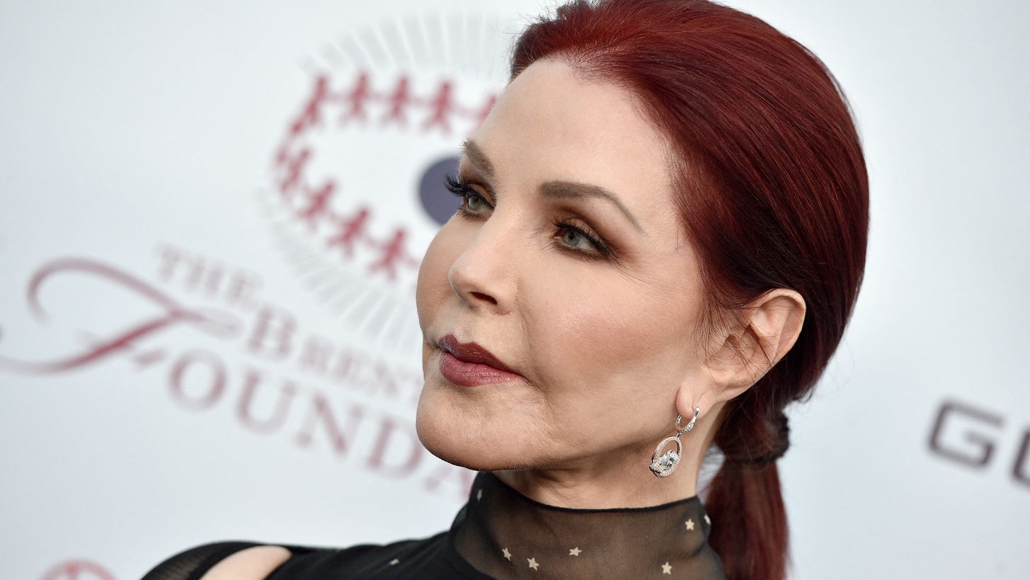 Priscilla Presley | &#x391;&#x3C0;&#x3BF;&#x3C1;&#x3C1;&#x3AF;&#x3C6;&#x3B8;&#x3B7;&#x3BA;&#x3B5; &#x3C4;&#x3BF; &#x3B1;&#x3AF;&#x3C4;&#x3B7;&#x3BC;&#x3AC; &#x3C4;&#x3B7;&#x3C2; &#x3BD;&#x3B1; &#x3C4;&#x3B1;&#x3C6;&#x3B5;&#x3AF; &#x3B4;&#x3AF;&#x3C0;&#x3BB;&#x3B1; &#x3C3;&#x3C4;&#x3BF;&#x3BD; Elvis
