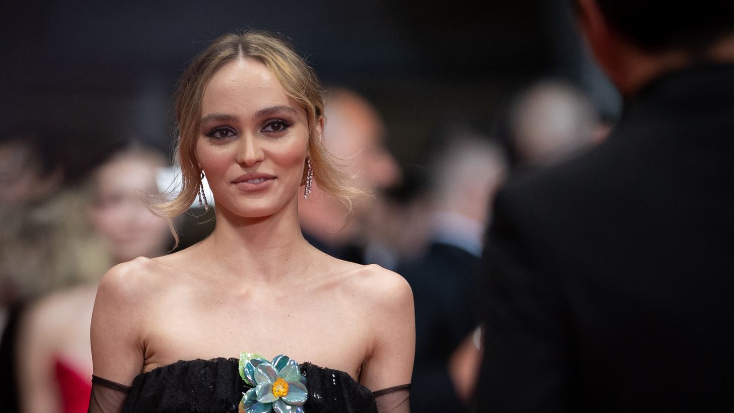 Lily-Rose Depp | &#x3A4;&#x3BF; &#x3C3;&#x3C0;&#x3AC;&#x3BD;&#x3B9;&#x3BF; &#x3C3;&#x3C7;&#x3CC;&#x3BB;&#x3B9;&#x3BF; &#x3B3;&#x3B9;&#x3B1; &#x3C4;&#x3BF;&#x3BD; &#x3C0;&#x3B1;&#x3C4;&#x3AD;&#x3C1;&#x3B1; &#x3C4;&#x3B7;&#x3C2;, Johnny Depp, &#x3C3;&#x3C4;&#x3BF; &#x3A6;&#x3B5;&#x3C3;&#x3C4;&#x3B9;&#x3B2;&#x3AC;&#x3BB; &#x3C4;&#x3C9;&#x3BD; &#x39A;&#x3B1;&#x3BD;&#x3BD;&#x3CE;&#x3BD;