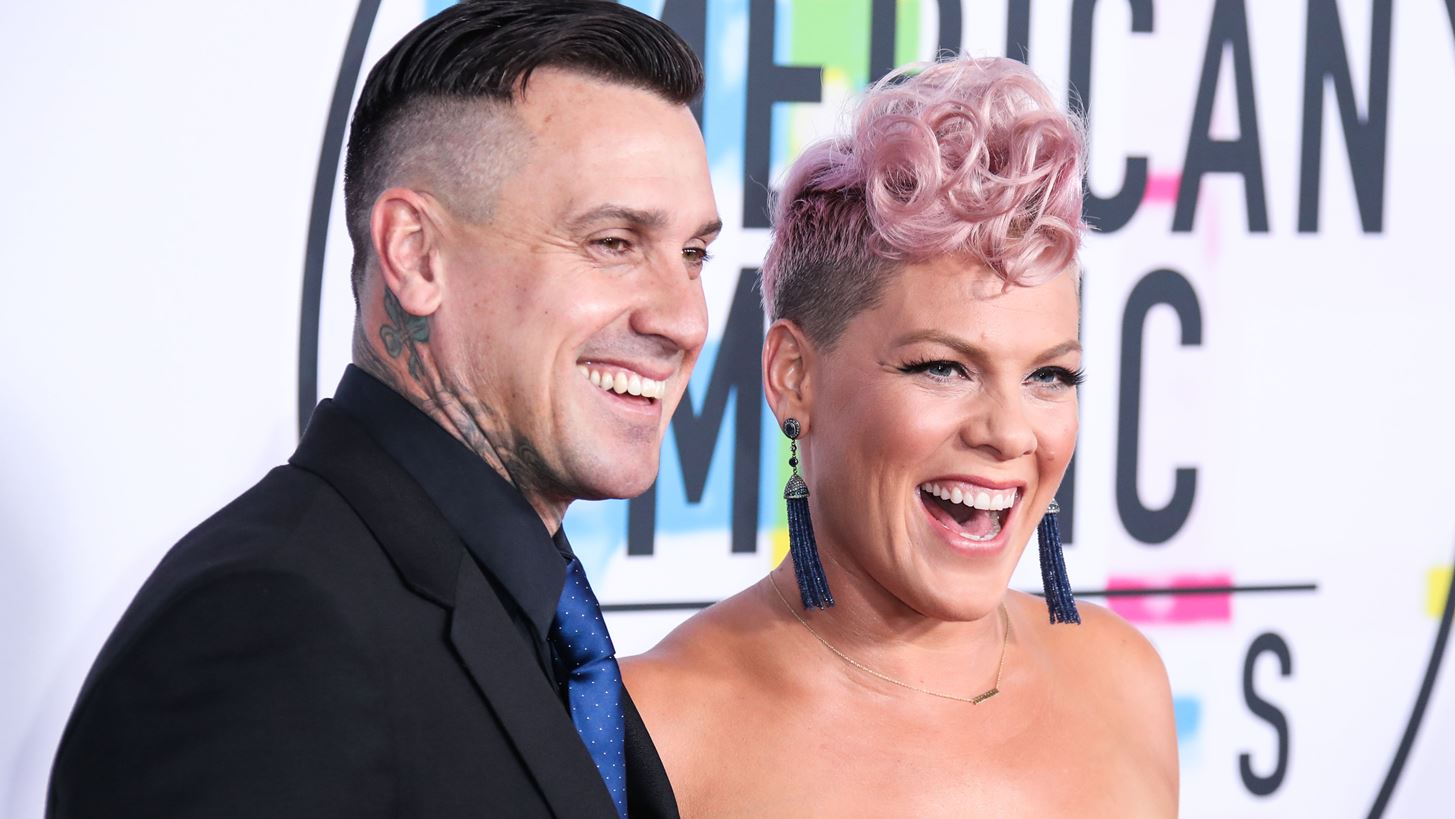 Pink | &#x39F;&#x3B9; &#x3B4;&#x3C5;&#x3C3;&#x3BA;&#x3BF;&#x3BB;&#x3AF;&#x3B5;&#x3C2; &#x3C3;&#x3C4;&#x3BF;&#x3BD; 15&#x3B5;&#x3C4;&#x3AE; &#x3B3;&#x3AC;&#x3BC;&#x3BF; &#x3C4;&#x3B7;&#x3C2; &#x3BC;&#x3B5; &#x3C4;&#x3BF;&#x3BD; Carey Hart &#x3BA;&#x3B1;&#x3B9; &#x3BF; &#x3C3;&#x3CD;&#x3BD;&#x3C4;&#x3BF;&#x3BC;&#x3BF;&#x3C2; &#x3C7;&#x3C9;&#x3C1;&#x3B9;&#x3C3;&#x3BC;&#x3CC;&#x3C2; &#x3C4;&#x3BF;&#x3C5;&#x3C2;
