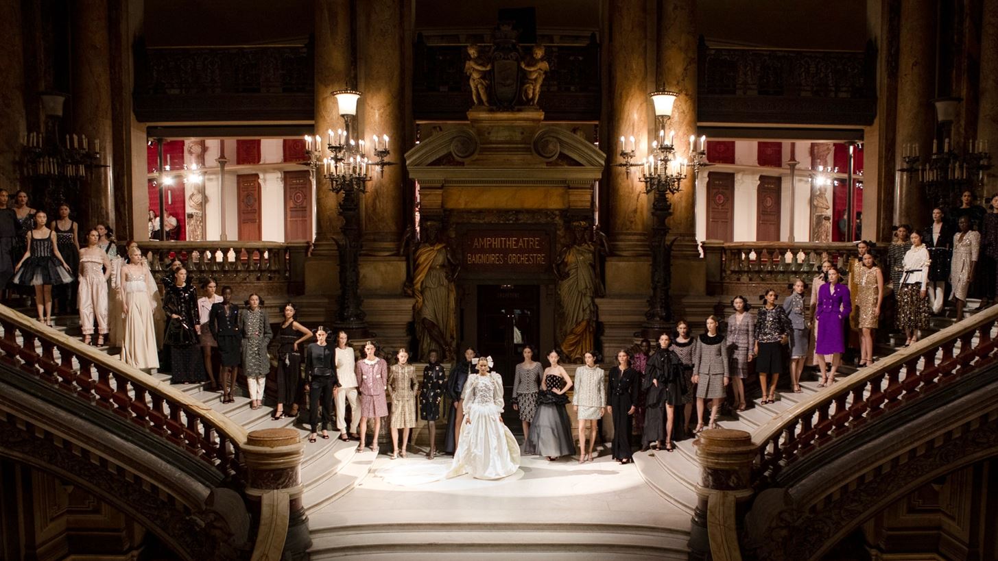 F/W 2024 | &#x39F; &#x3BF;&#x3AF;&#x3BA;&#x3BF;&#x3C2; Chanel &#x3C0;&#x3B1;&#x3C1;&#x3BF;&#x3C5;&#x3C3;&#x3AF;&#x3B1;&#x3C3;&#x3B5; &#x3C4;&#x3B7;&#x3BD; &#x3BA;&#x3B1;&#x3BB;&#x3CD;&#x3C4;&#x3B5;&#x3C1;&#x3B7; haute couture &#x3C3;&#x3C5;&#x3BB;&#x3BB;&#x3BF;&#x3B3;&#x3AE; &#x3C4;&#x3C9;&#x3BD; &#x3C4;&#x3B5;&#x3BB;&#x3B5;&#x3C5;&#x3C4;&#x3B1;&#x3AF;&#x3C9;&#x3BD; &#x3B5;&#x3C4;&#x3CE;&#x3BD;