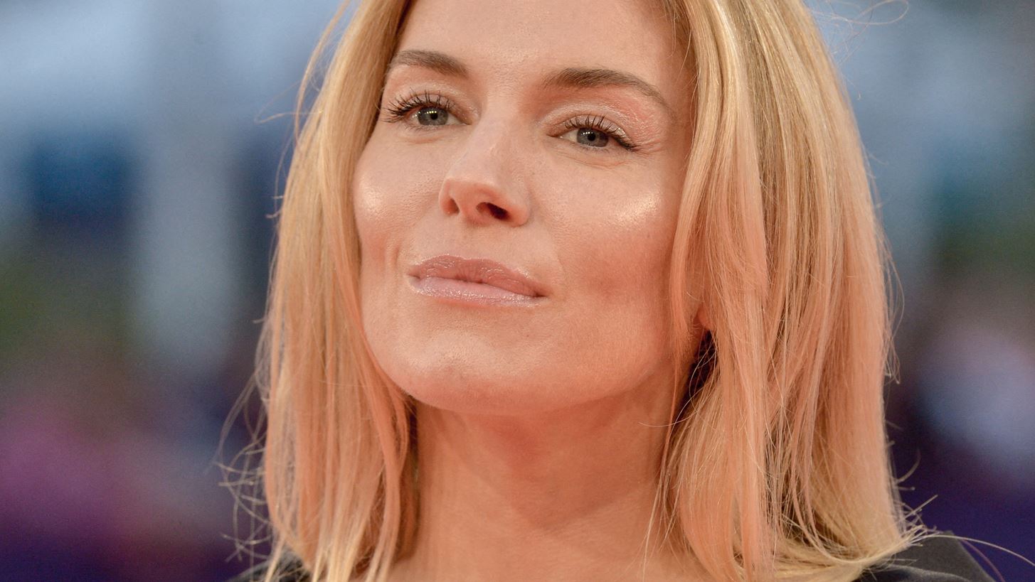 Sienna Miller: H stylish &#x3B5;&#x3BC;&#x3C6;&#x3AC;&#x3BD;&#x3B9;&#x3C3;&#x3B7; &#x3BC;&#x3B1;&#x3B6;&#x3AF; &#x3BC;&#x3B5; &#x3C4;&#x3B7;&#x3BD; &#x3BC;&#x3B7;&#x3C4;&#x3AD;&#x3C1;&#x3B1; &#x3C4;&#x3B7;&#x3C2;