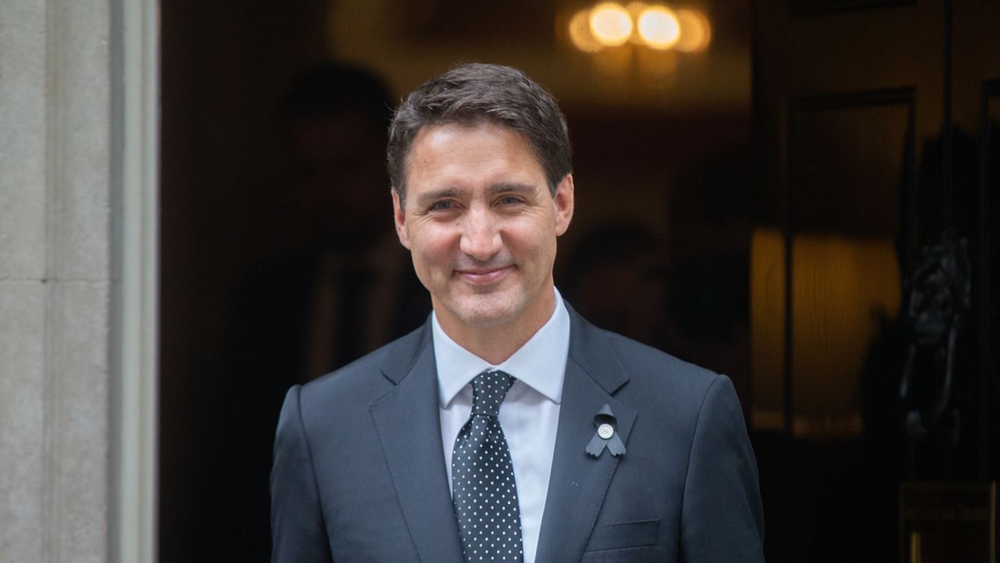 &#x39F; &#x3BA;&#x3BF;&#x3C5;&#x3BB; &#x3C0;&#x3C1;&#x3C9;&#x3B8;&#x3C5;&#x3C0;&#x3BF;&#x3C5;&#x3C1;&#x3B3;&#x3CC;&#x3C2; &#x3C4;&#x3BF;&#x3C5; &#x39A;&#x3B1;&#x3BD;&#x3B1;&#x3B4;&#x3AC;, Justin Trudeau, &#x3C0;&#x3AE;&#x3B3;&#x3B5; &#x3BA;&#x3B1;&#x3BB;&#x3B5;&#x3C3;&#x3BC;&#x3AD;&#x3BD;&#x3BF;&#x3C2; &#x3C3;&#x3B5; &#x3B5;&#x3BA;&#x3C0;&#x3BF;&#x3BC;&#x3C0;&#x3AE; &#x3BC;&#x3B5; drag queens