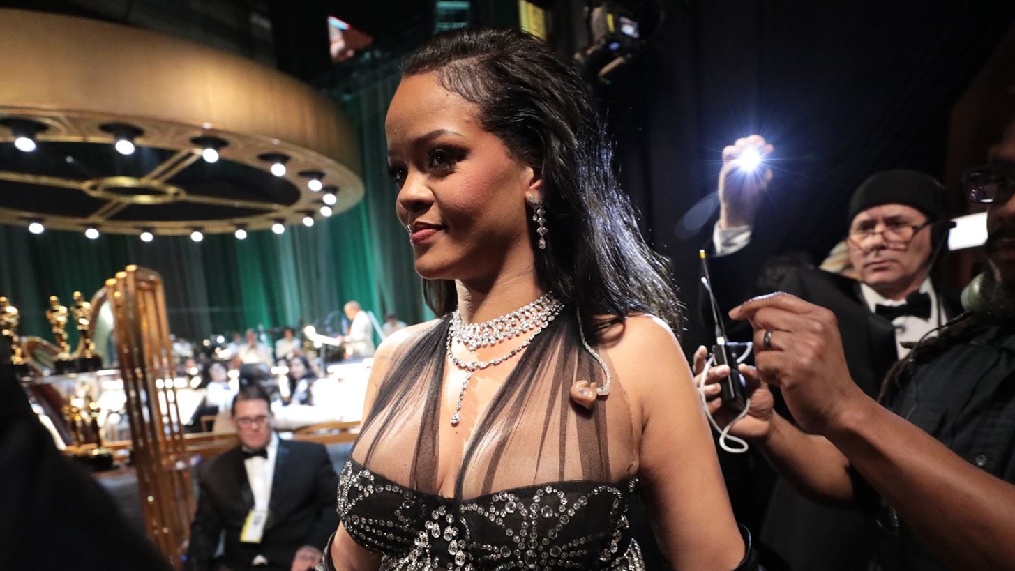 Rihanna | &#x386;&#x3BD;&#x3B4;&#x3C1;&#x3B1;&#x3C2; &#x3C3;&#x3C5;&#x3BD;&#x3B5;&#x3BB;&#x3AE;&#x3C6;&#x3B8;&#x3B7; &#x3AD;&#x3BE;&#x3C9; &#x3B1;&#x3C0;&#x3CC; &#x3C4;&#x3BF; &#x3C3;&#x3C0;&#x3AF;&#x3C4;&#x3B9; &#x3C4;&#x3B7;&#x3C2; &#x3C4;&#x3C1;&#x3B1;&#x3B3;&#x3BF;&#x3C5;&#x3B4;&#x3AF;&#x3C3;&#x3C4;&#x3C1;&#x3B9;&#x3B1;&#x3C2; &#x3B3;&#x3B9;&#x3B1; &#x3C4;&#x3BF;&#x3BD; &#x3C0;&#x3B9;&#x3BF; &#x3C0;&#x3B5;&#x3C1;&#x3AF;&#x3B5;&#x3C1;&#x3B3;&#x3BF; &#x3BB;&#x3CC;&#x3B3;&#x3BF;