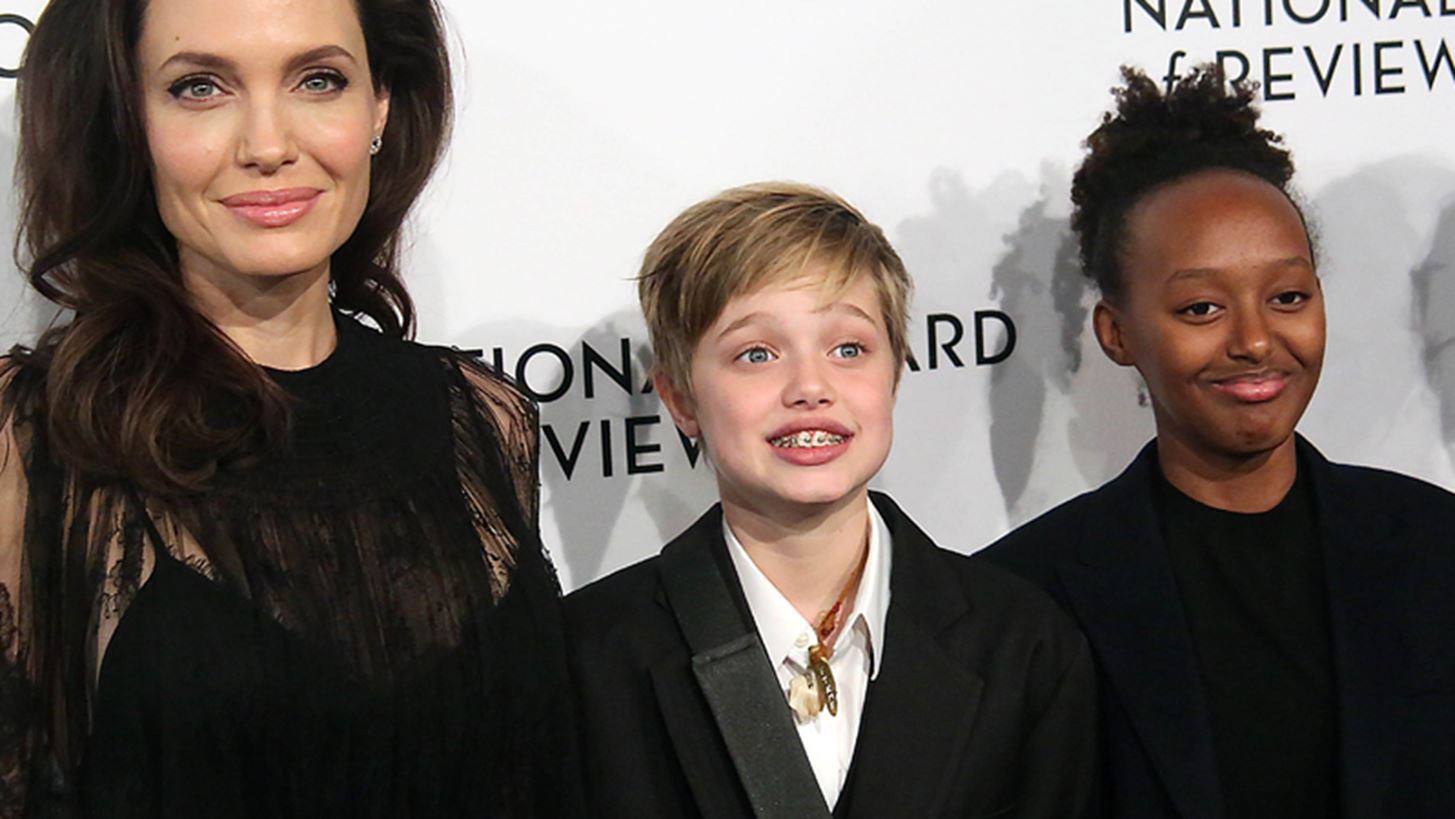 Angelina Jolie | &#x39C;&#x3B1;&#x3B6;&#x3AF; &#x3BC;&#x3B5; &#x3C4;&#x3B9;&#x3C2; &#x3BA;&#x3CC;&#x3C1;&#x3B5;&#x3C2; &#x3C4;&#x3B7;&#x3C2; &#x3C3;&#x3C4;&#x3BF; &#x3BA;&#x3CC;&#x3BA;&#x3BA;&#x3B9;&#x3BD;&#x3BF; &#x3C7;&#x3B1;&#x3BB;&#x3AF;