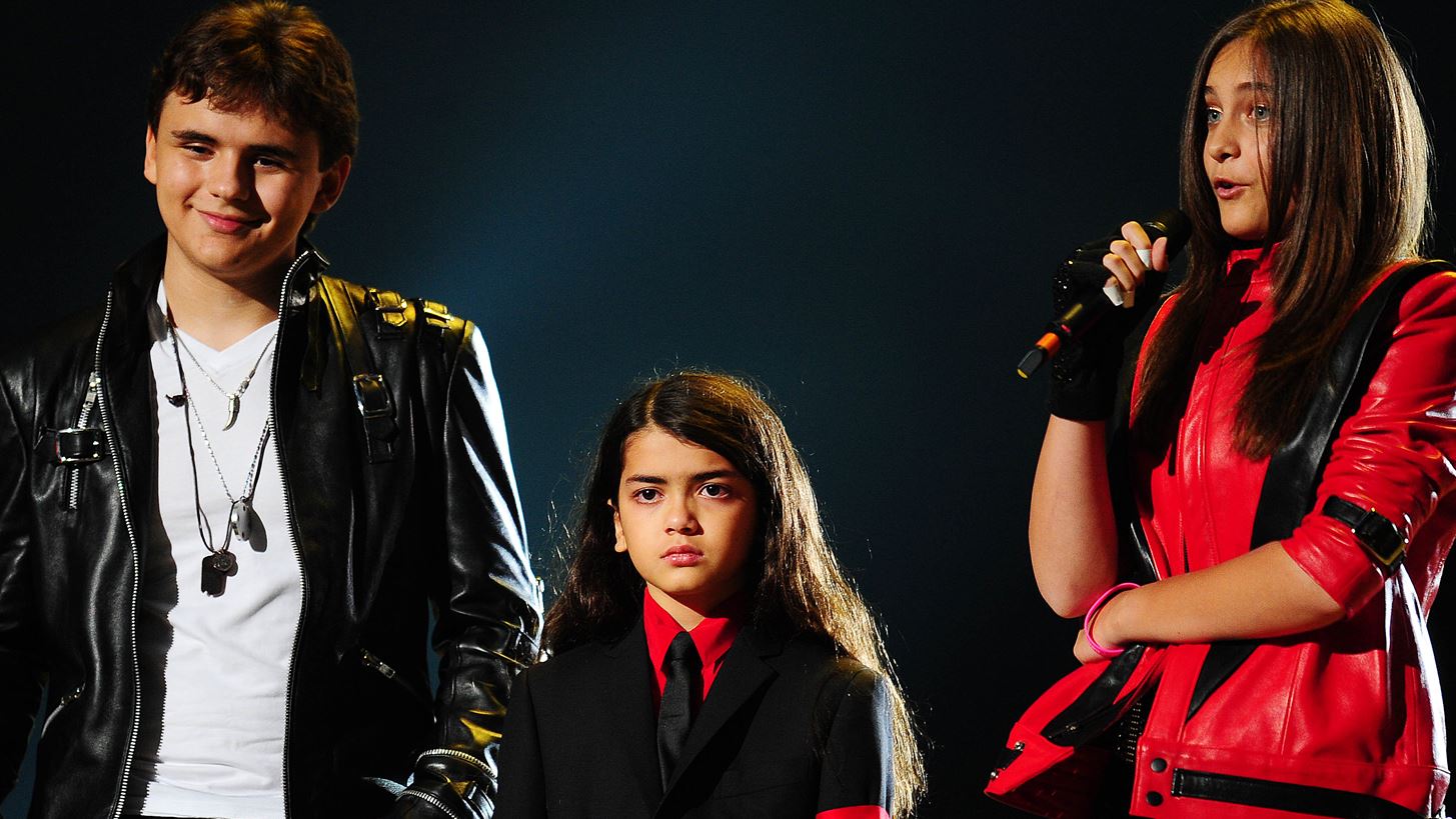 &#x397; &#x3C0;&#x3C1;&#x3CE;&#x3C4;&#x3B7; &#x3C4;&#x3B7;&#x3BB;&#x3B5;&#x3BF;&#x3C0;&#x3C4;&#x3B9;&#x3BA;&#x3AE; &#x3B5;&#x3BC;&#x3C6;&#x3AC;&#x3BD;&#x3B9;&#x3C3;&#x3B7; &#x3C4;&#x3BF;&#x3C5; Bigi &#x27;Blanket&#x27; Jackson, 13 &#x3C7;&#x3C1;&#x3CC;&#x3BD;&#x3B9;&#x3B1; &#x3BC;&#x3B5;&#x3C4;&#x3AC; &#x3C4;&#x3BF;&#x3BD; &#x3B8;&#x3AC;&#x3BD;&#x3B1;&#x3C4;&#x3BF; &#x3C4;&#x3BF;&#x3C5; &#x3C0;&#x3B1;&#x3C4;&#x3AD;&#x3C1;&#x3B1; &#x3C4;&#x3BF;&#x3C5;, Michael Jackson