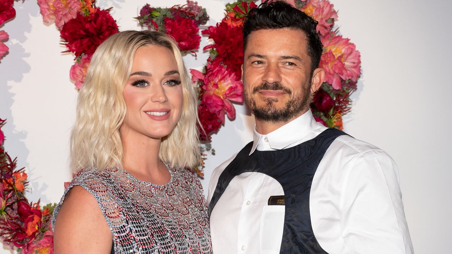 &#x39F; Orlando Bloom &#x3BC;&#x3AC;&#x3C2; &#x3B4;&#x3B5;&#x3AF;&#x3C7;&#x3BD;&#x3B5;&#x3B9; &#x3C4;&#x3BF; &#x3B4;&#x3C9;&#x3BC;&#x3AC;&#x3C4;&#x3B9;&#x3BF; &#x3C4;&#x3B7;&#x3C2; &#x3BA;&#x3CC;&#x3C1;&#x3B7;&#x3C2; &#x3C4;&#x3BF;&#x3C5;, &#x3B5;&#x3BD;&#x3CE; &#x3C0;&#x3B1;&#x3C1;&#x3AC;&#x3BB;&#x3BB;&#x3B7;&#x3BB;&#x3B1; &#x3C3;&#x3C5;&#x3BD;&#x3B1;&#x3C1;&#x3BC;&#x3BF;&#x3BB;&#x3BF;&#x3B3;&#x3B5;&#x3AF; &#x3C4;&#x3B1; &#x3C0;&#x3B1;&#x3B9;&#x3B4;&#x3B9;&#x3BA;&#x3AC; &#x3AD;&#x3C0;&#x3B9;&#x3C0;&#x3BB;&#x3B1;