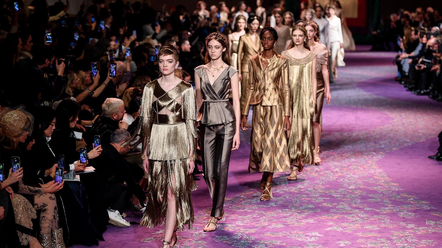 &#x397; Maria Grazia Chiuri &#x3C3;&#x3C5;&#x3BD;&#x3B5;&#x3C1;&#x3B3;&#x3AC;&#x3C3;&#x3C4;&#x3B7;&#x3BA;&#x3B5; &#x3BC;&#x3B5; &#x3C4;&#x3B7; Judy Chicago &#x3B3;&#x3B9;&#x3B1; &#x3C4;&#x3B7; &#x3BD;&#x3AD;&#x3B1; &#x3C4;&#x3B7;&#x3C2; Haute Couture &#x3C3;&#x3C5;&#x3BB;&#x3BB;&#x3BF;&#x3B3;&#x3AE;